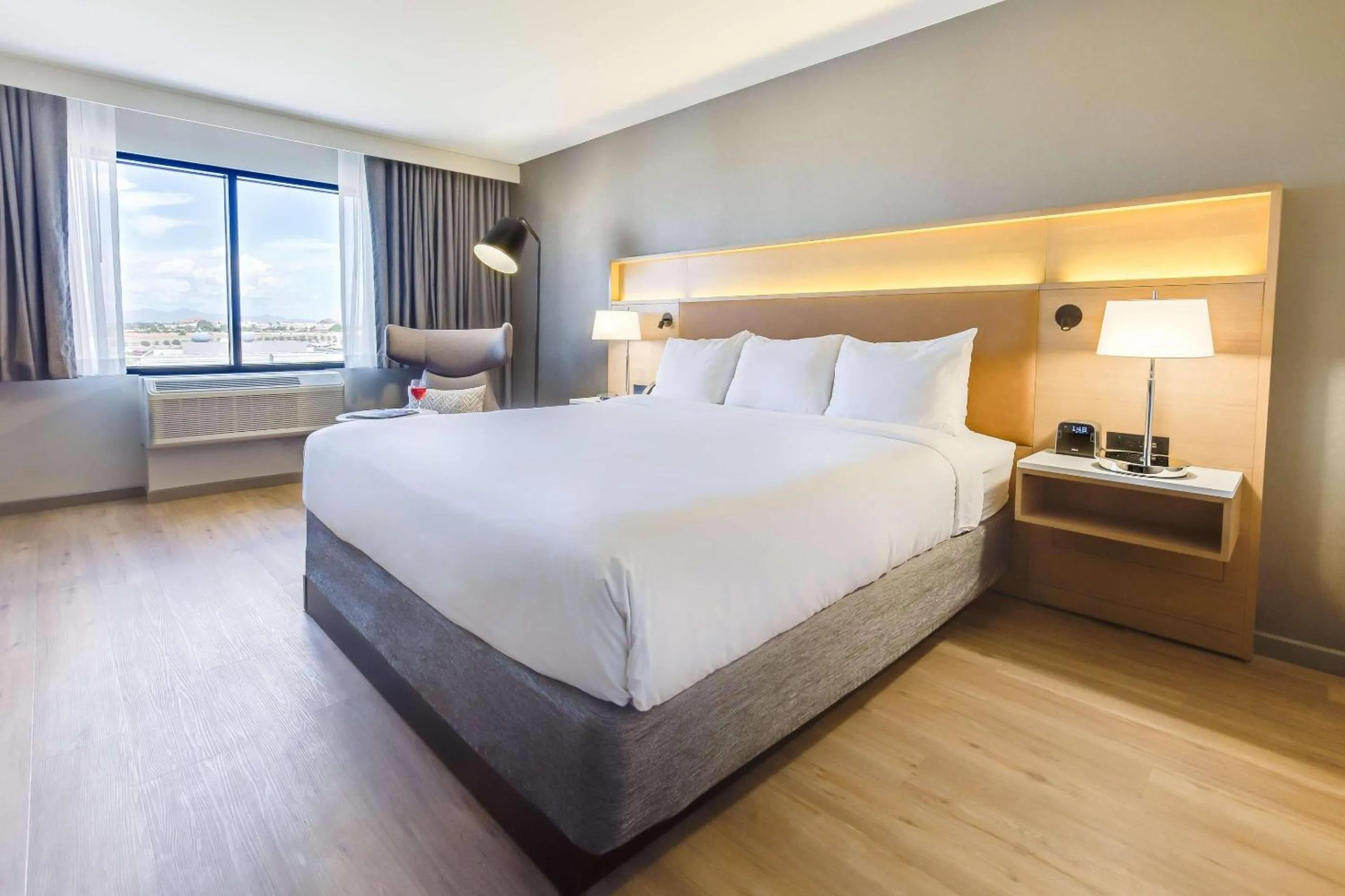 Bedroom, Bed in Radisson Hotel Phoenix Airport