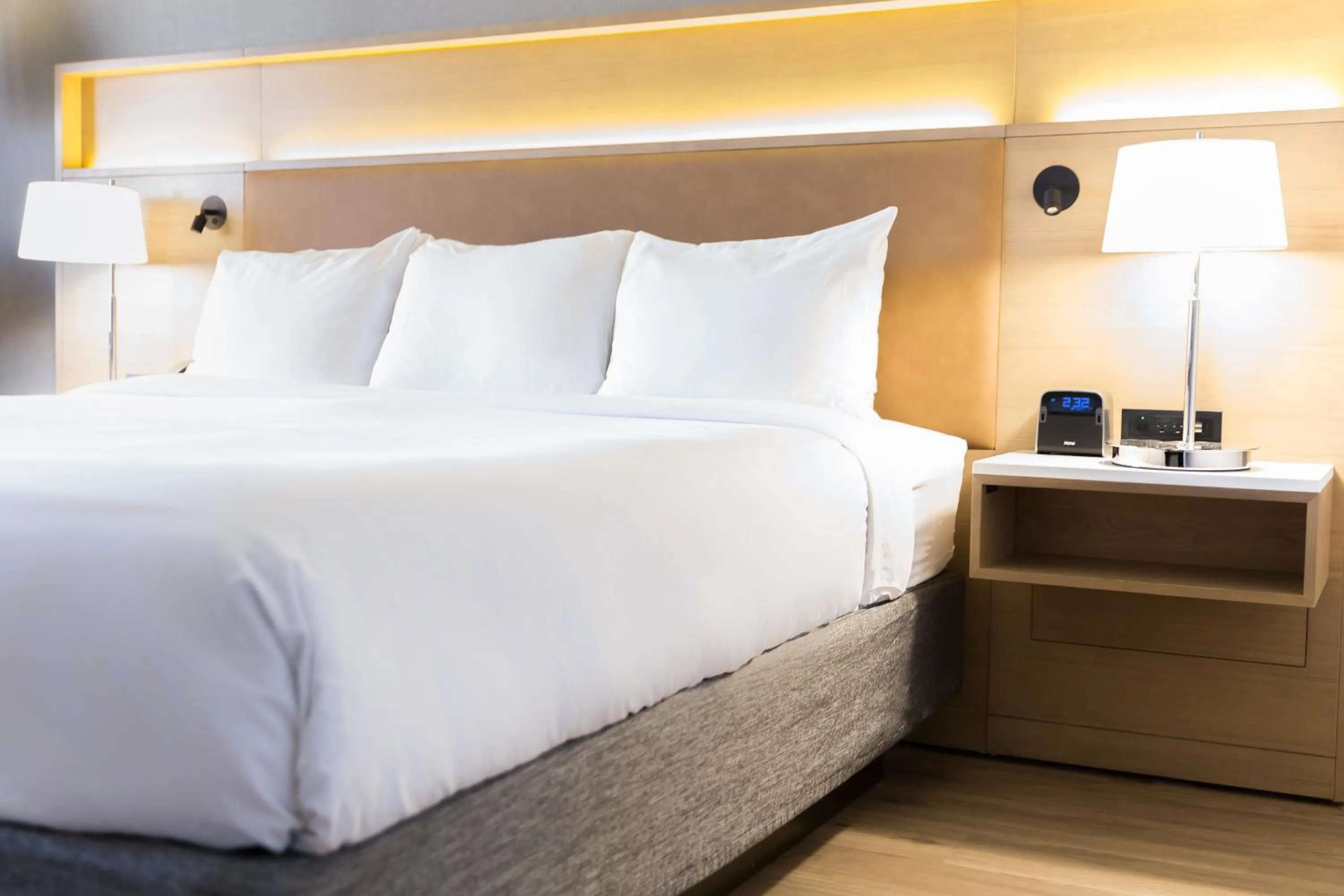 Bed in Radisson Hotel Phoenix Airport