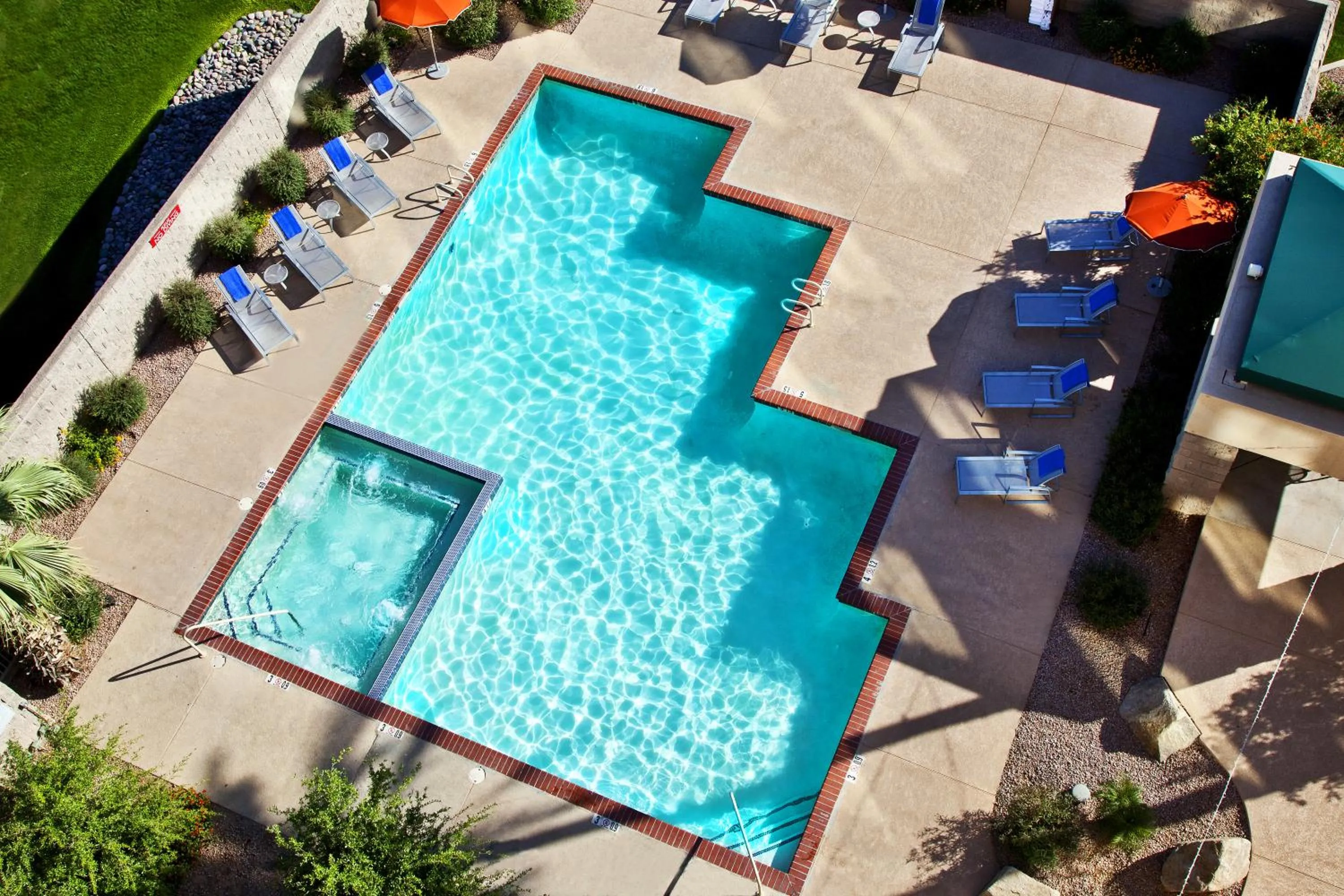 Swimming pool in Radisson Hotel Phoenix Airport