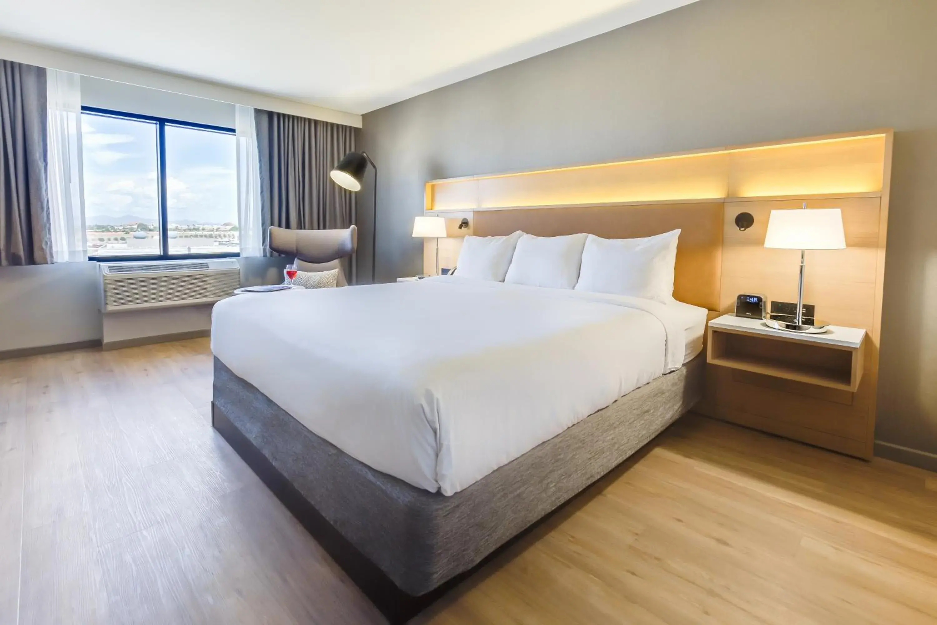 King Room - Disability Access/Non-Smoking in Radisson Hotel Phoenix Airport King Room - Disability Access/Non-Smoking in Radisson Hotel Phoenix Airport