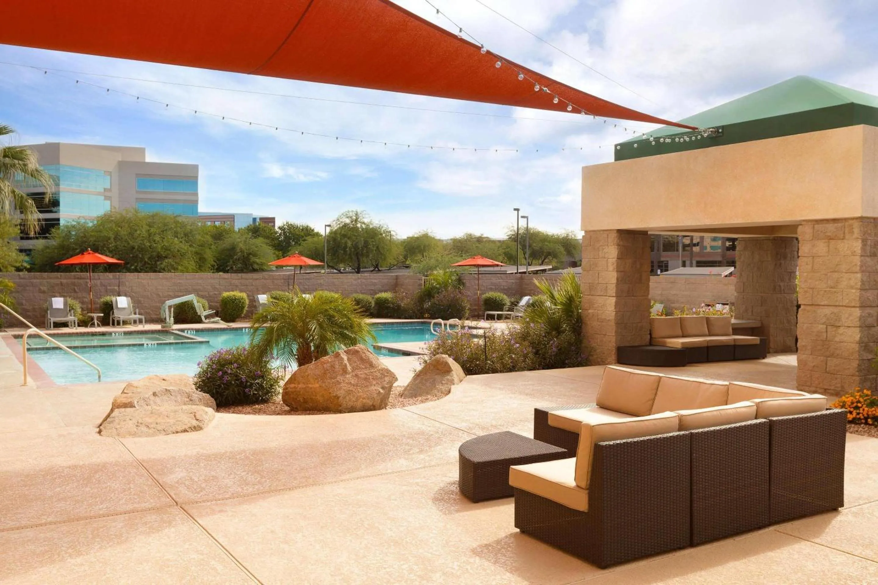 Swimming pool in Radisson Hotel Phoenix Airport