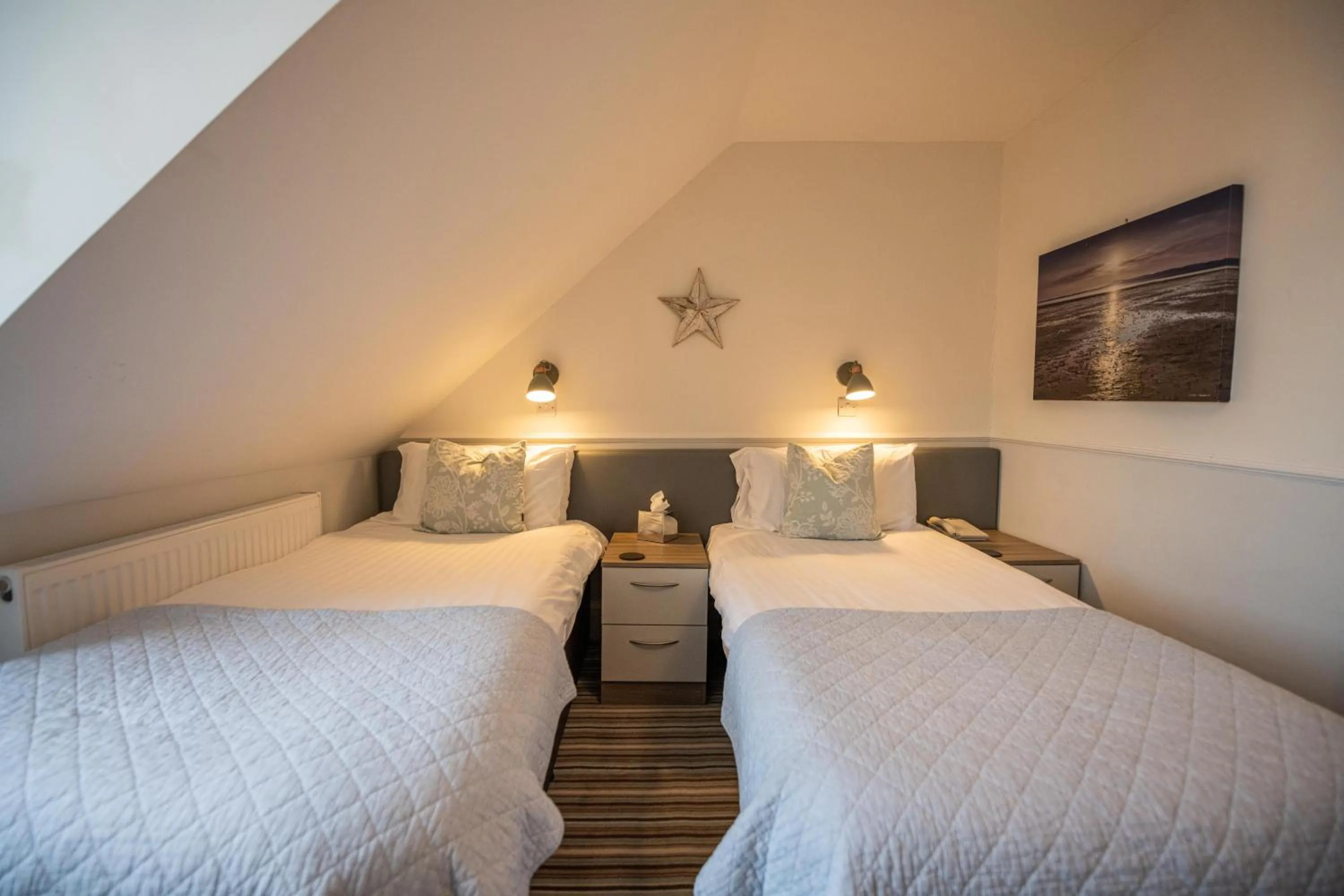 Photo of the whole room, Bed in The Kingswood Hotel