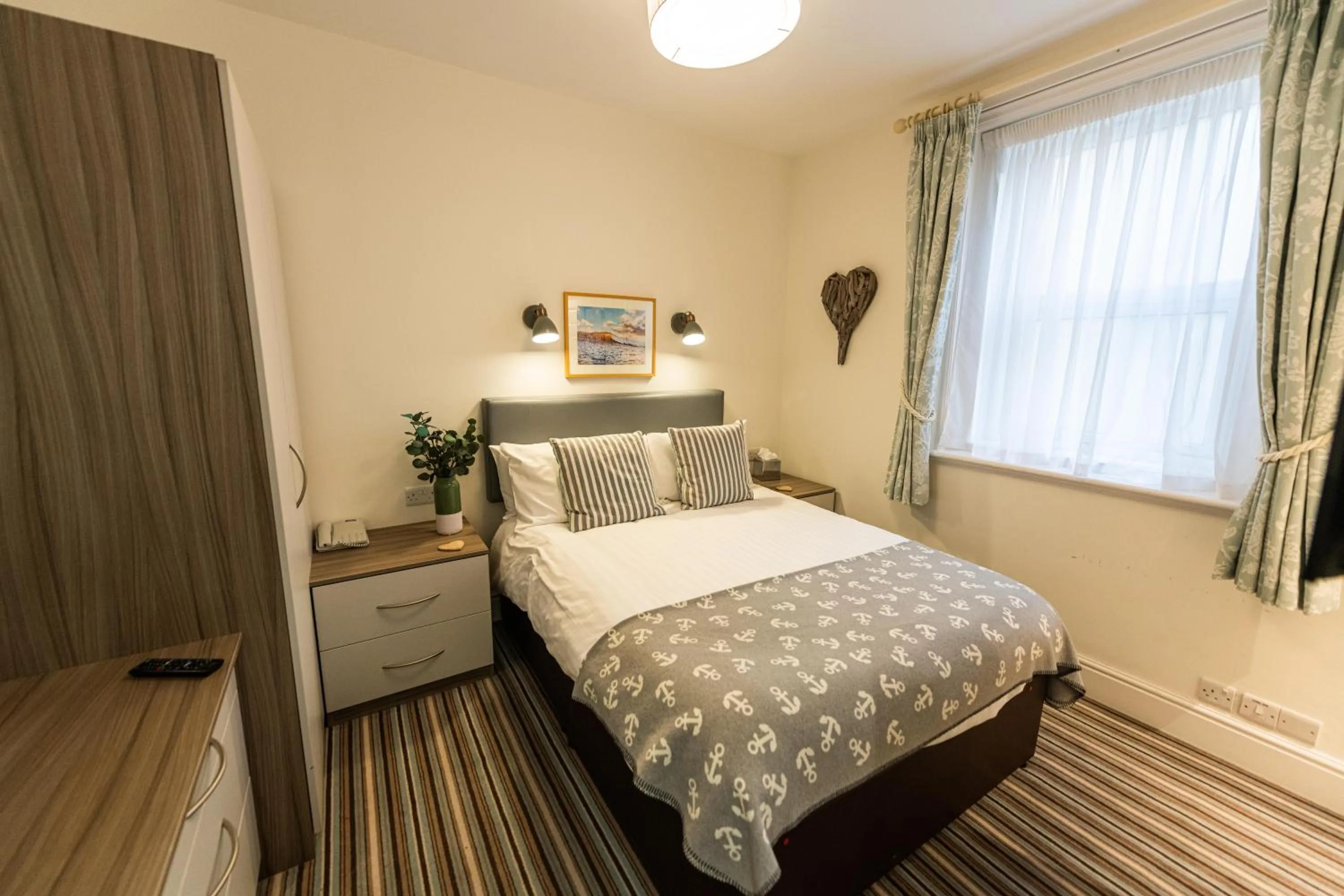 Photo of the whole room, Bed in The Kingswood Hotel