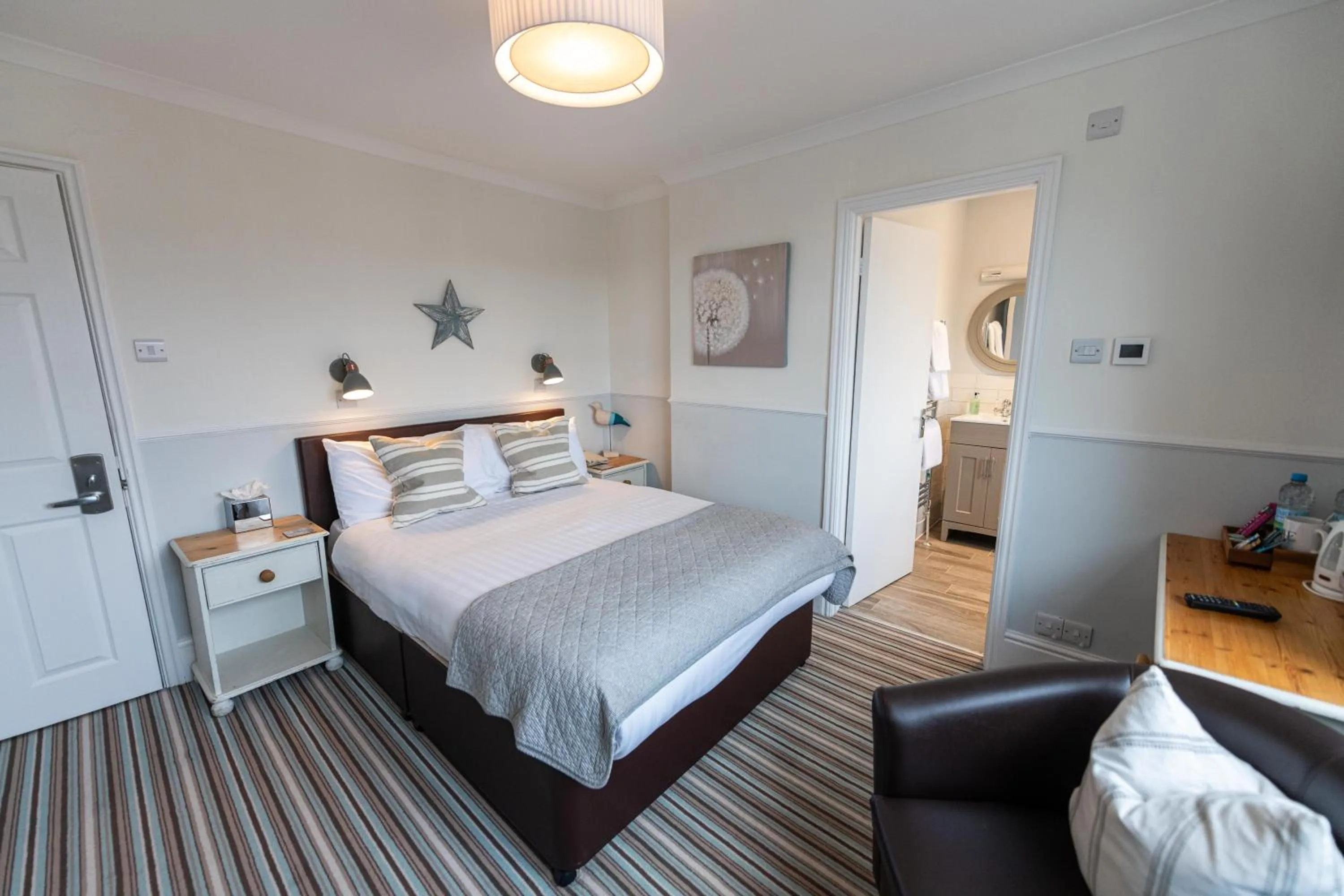 Photo of the whole room, Bed in The Kingswood Hotel