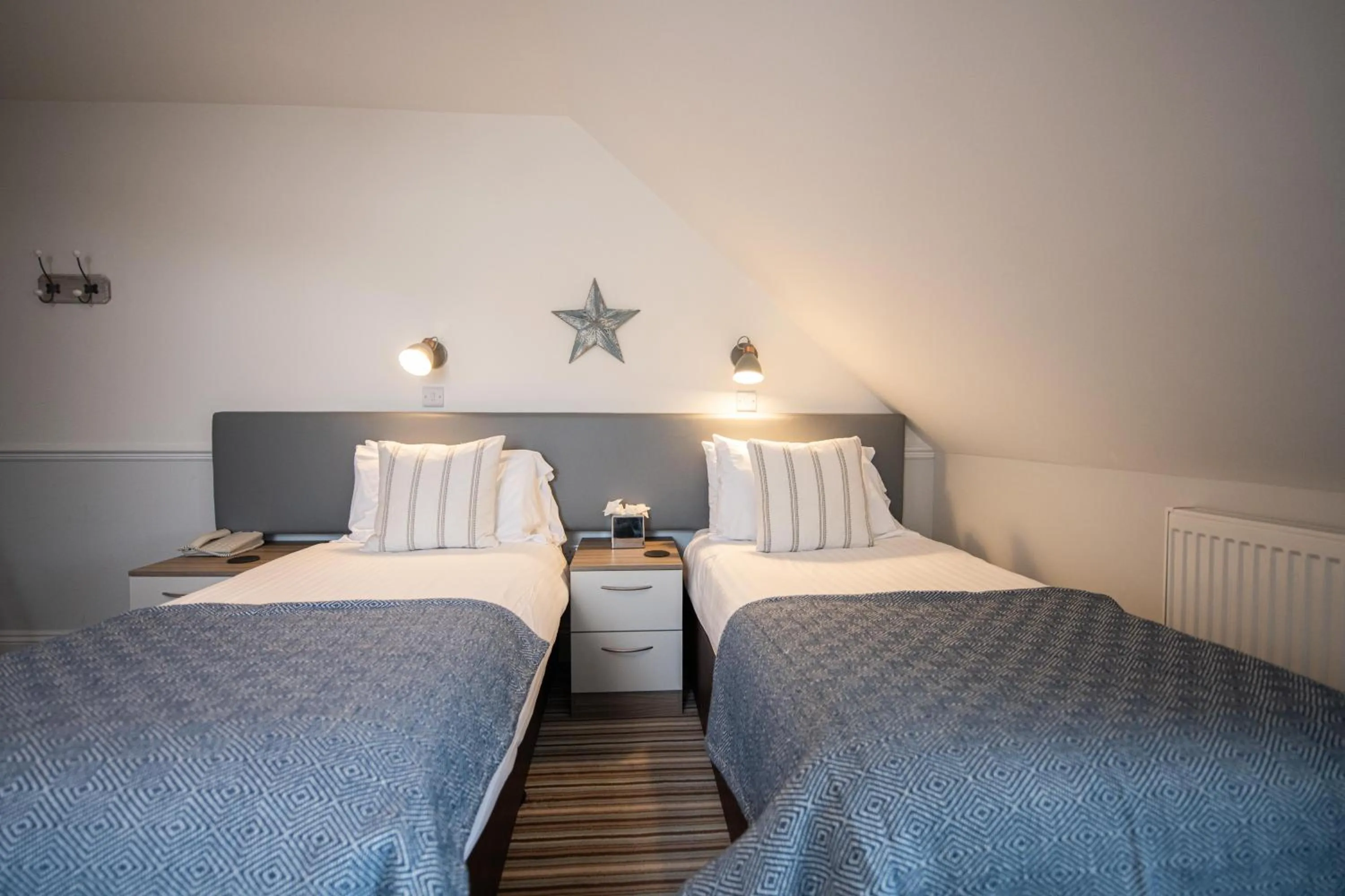 Photo of the whole room, Bed in The Kingswood Hotel