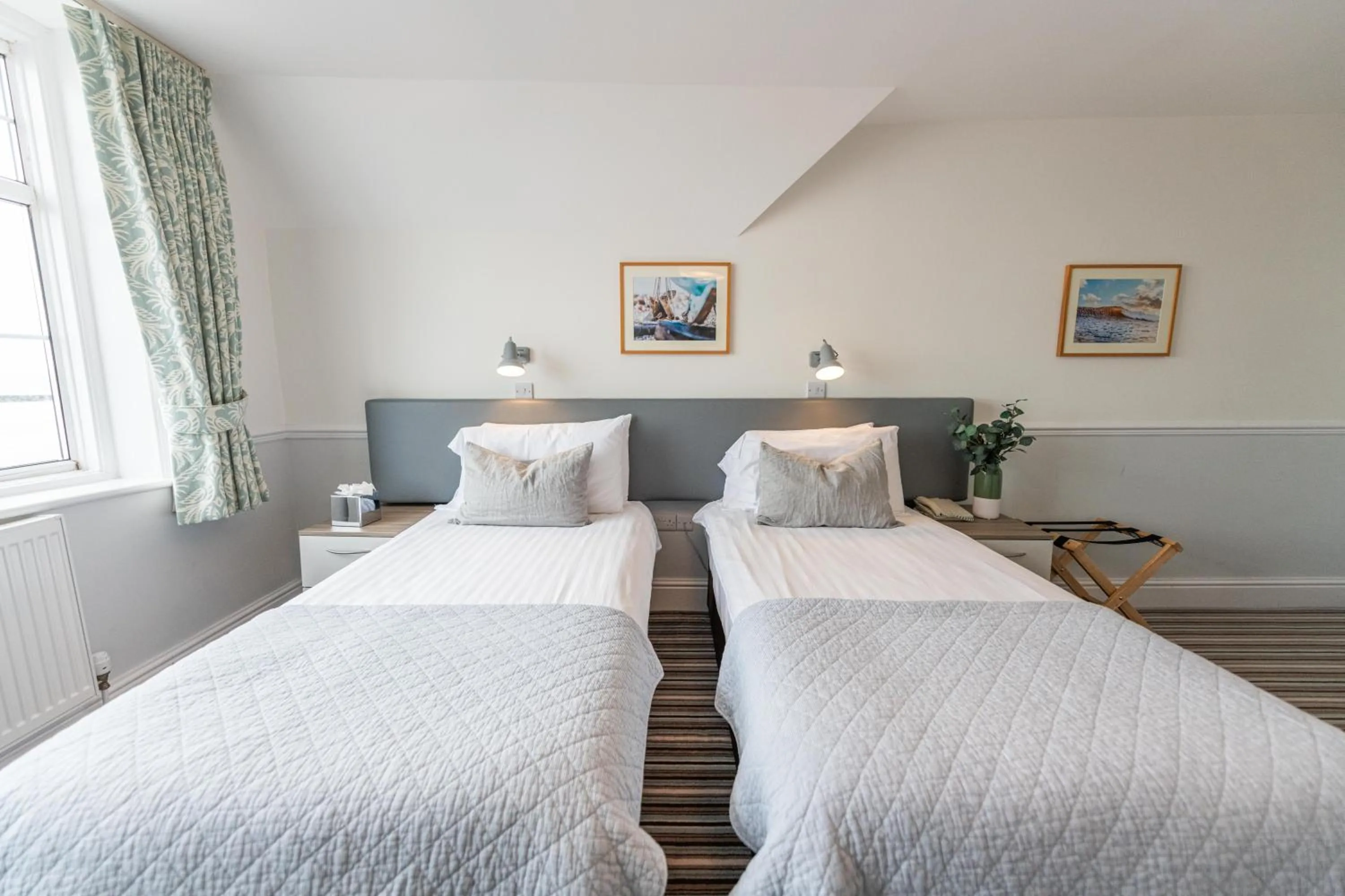 Photo of the whole room, Bed in The Kingswood Hotel