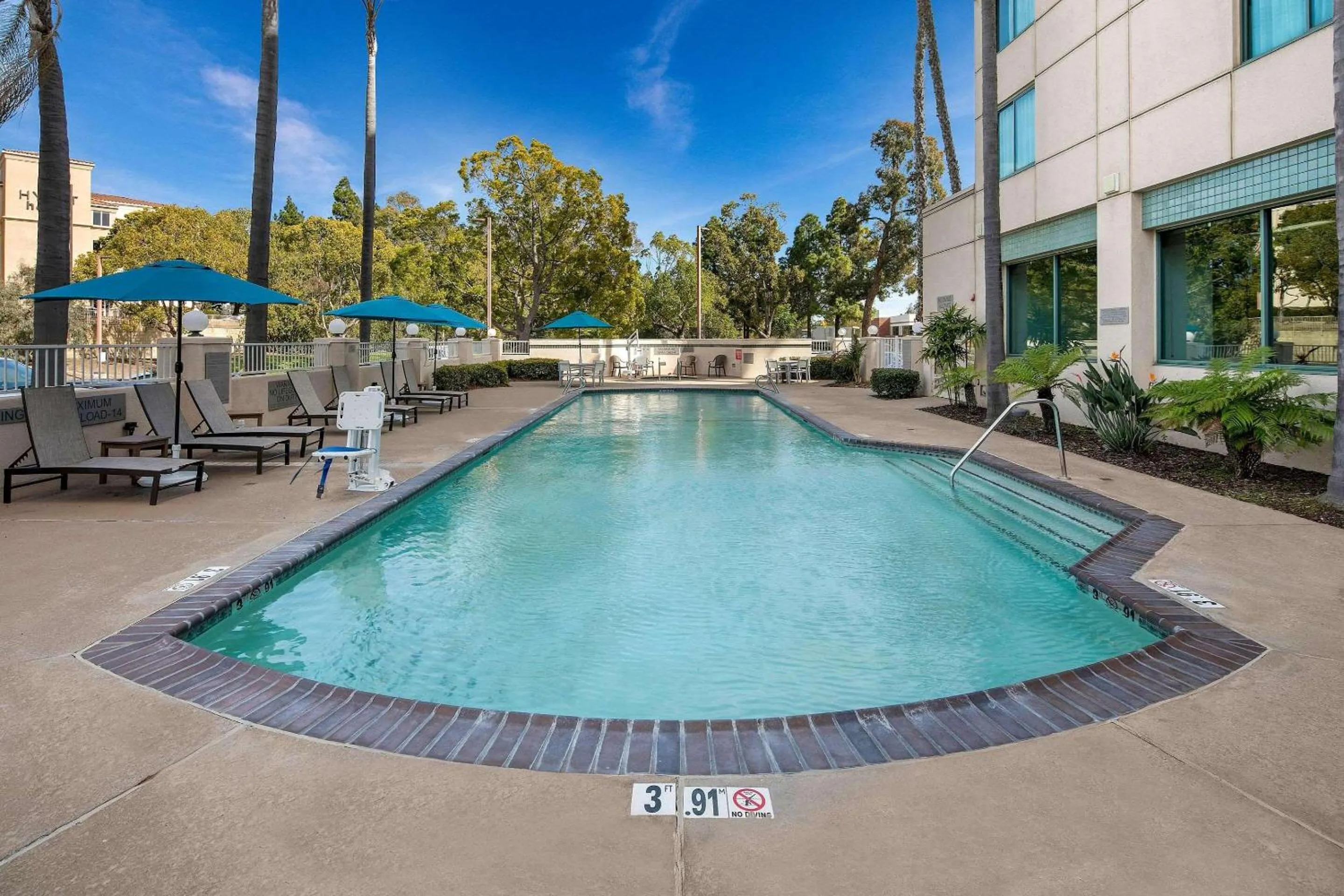Swimming pool in Country Inn & Suites by Radisson, San Diego North, CA