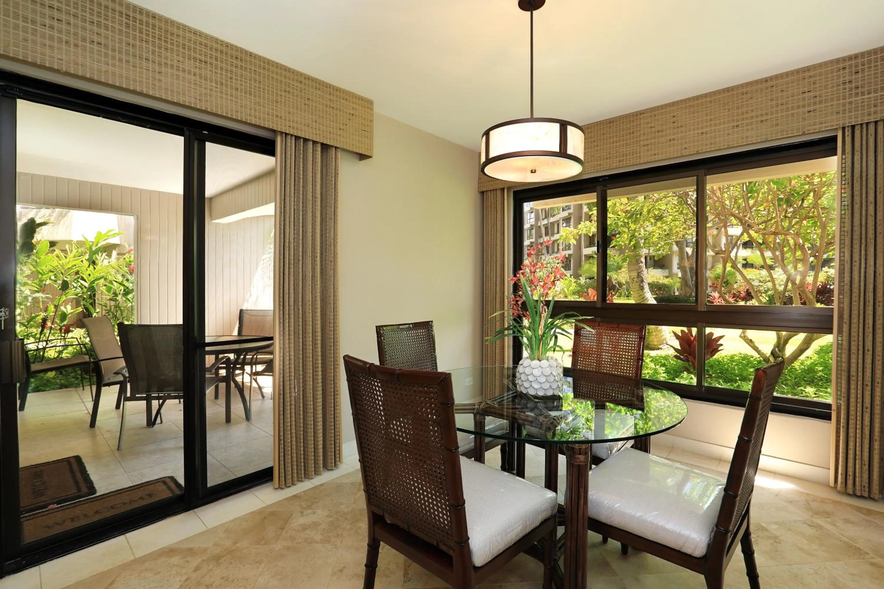Dining area in Kaanapali Alii