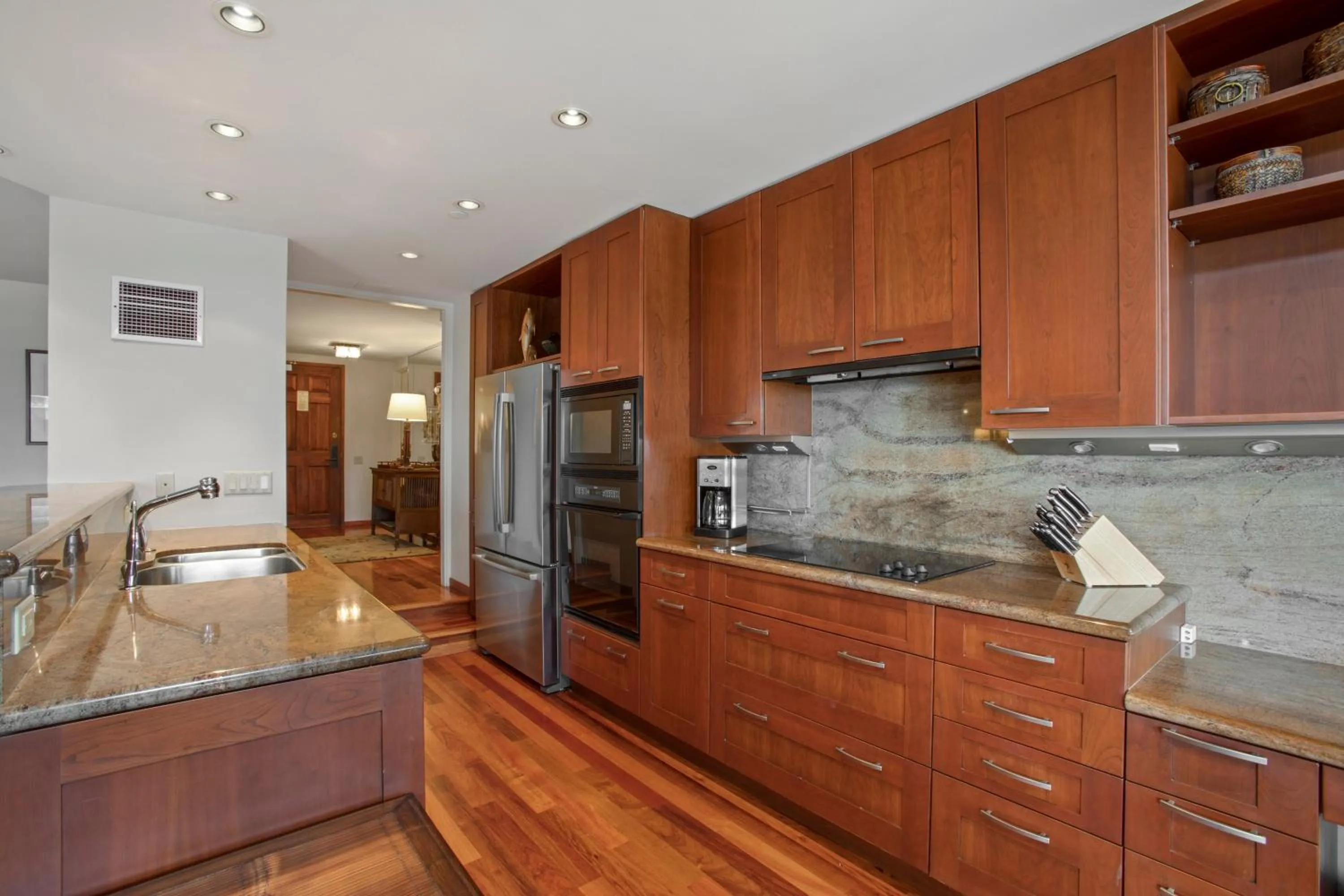 Kitchen or kitchenette in Kaanapali Alii