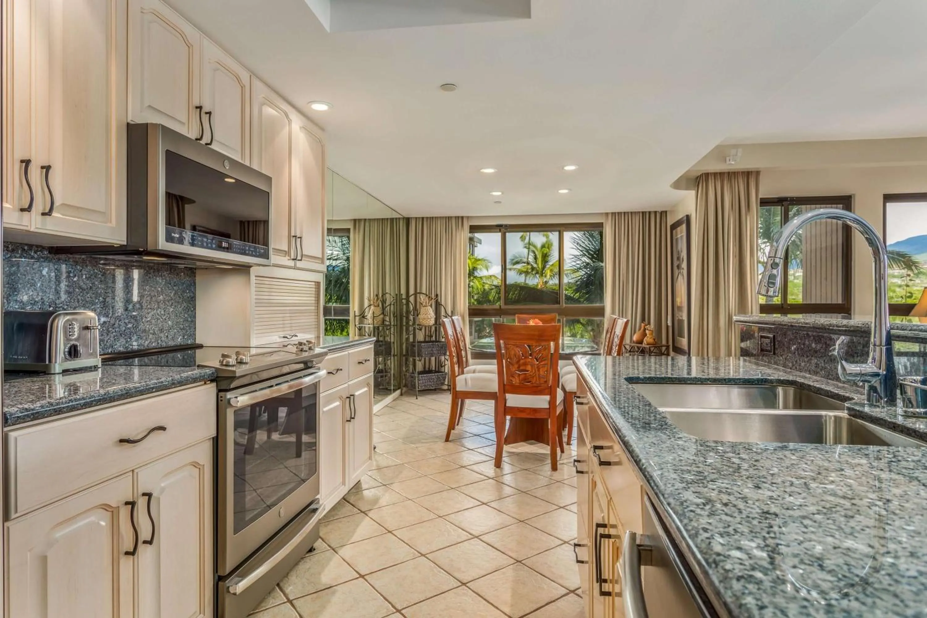 Photo of the whole room in Kaanapali Alii