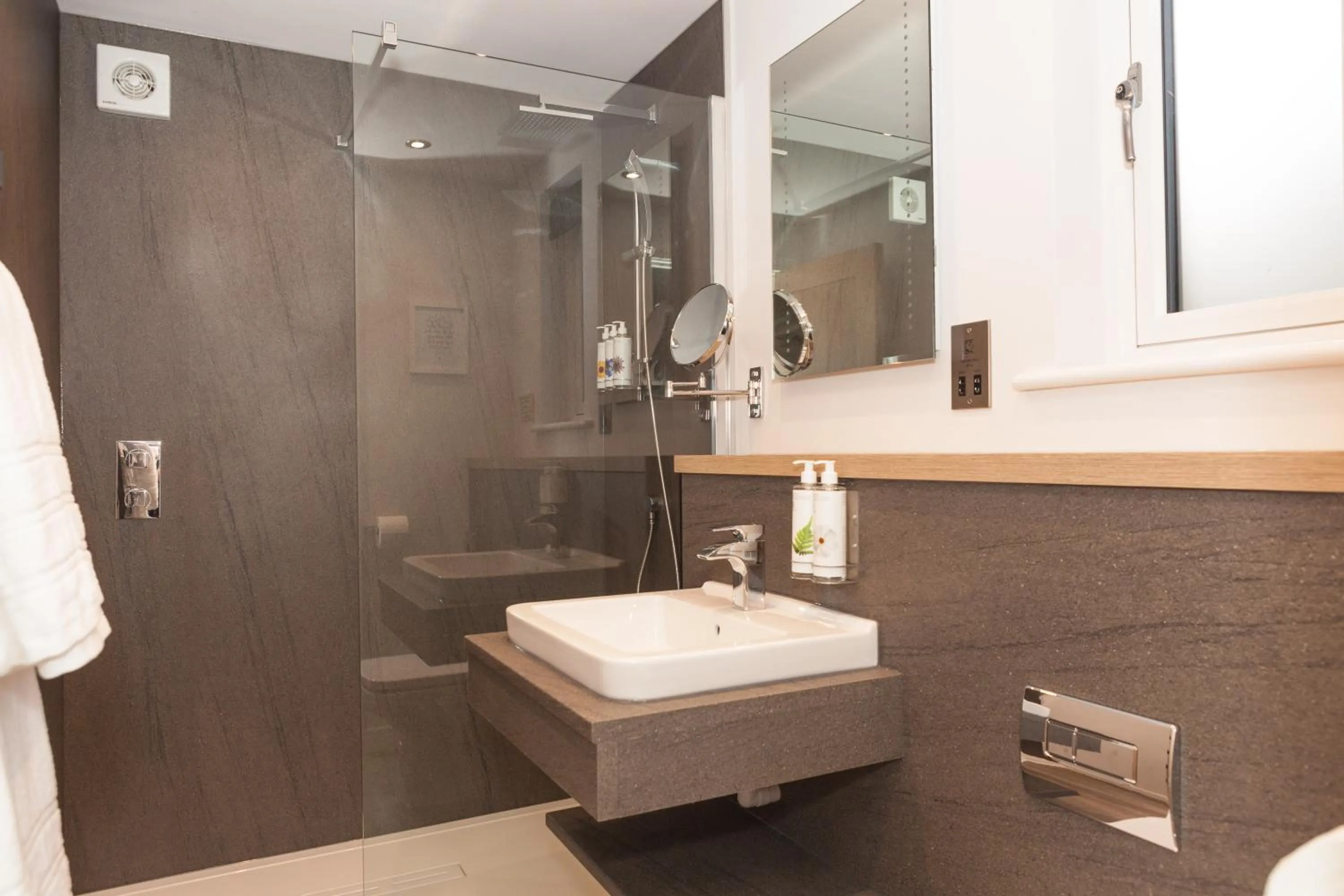 Bathroom in Thatched Eaves