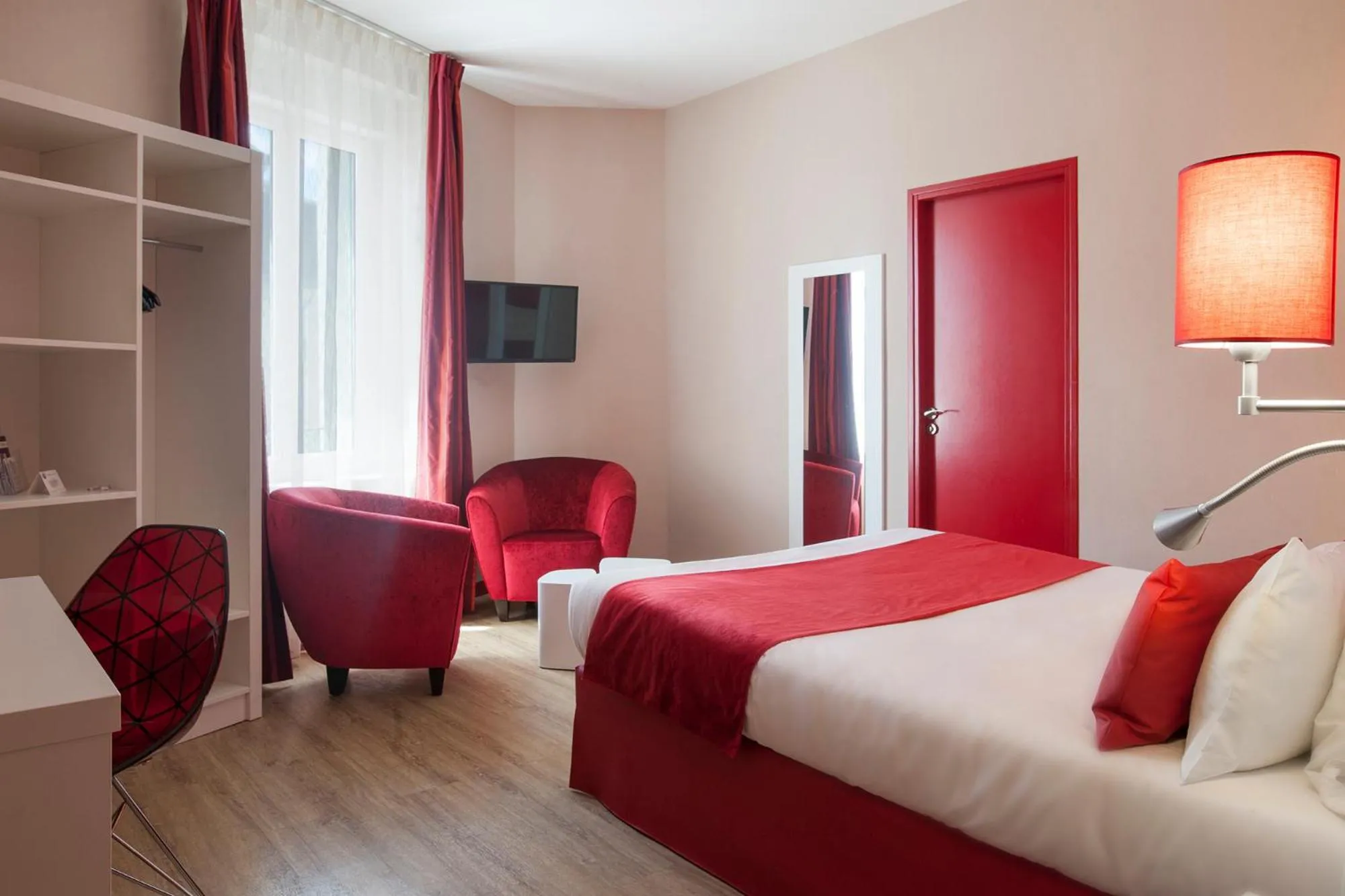 TV and multimedia, Bed in The Originals Boutique, Hôtel de l'Univers, Montluçon