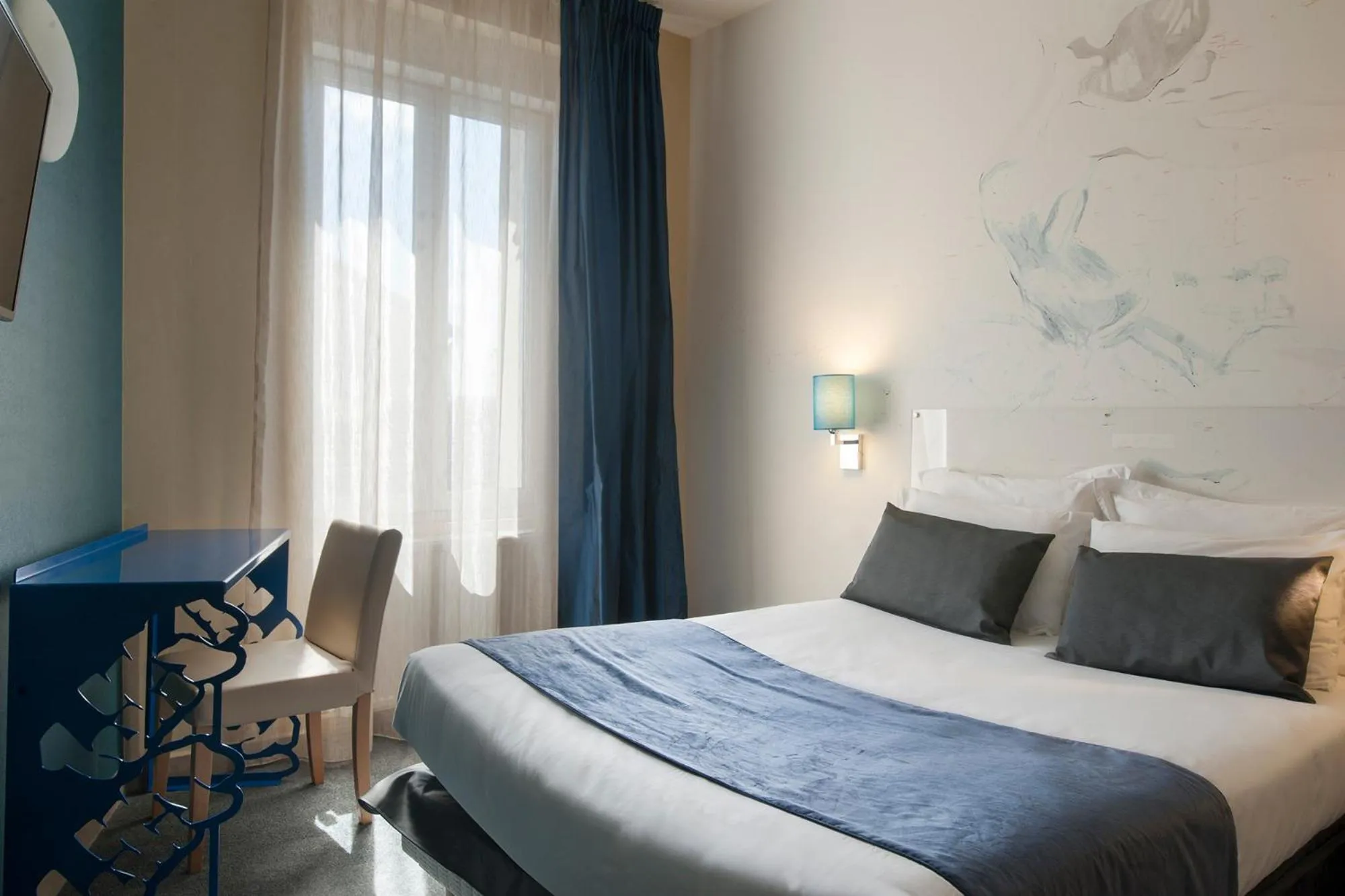 Photo of the whole room, Bed in The Originals Boutique, Hôtel de l'Univers, Montluçon