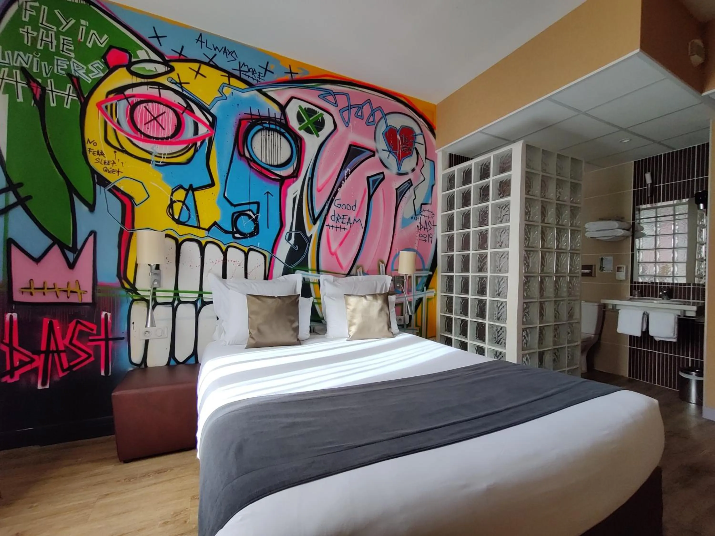 Bed in The Originals Boutique, Hôtel de l'Univers, Montluçon