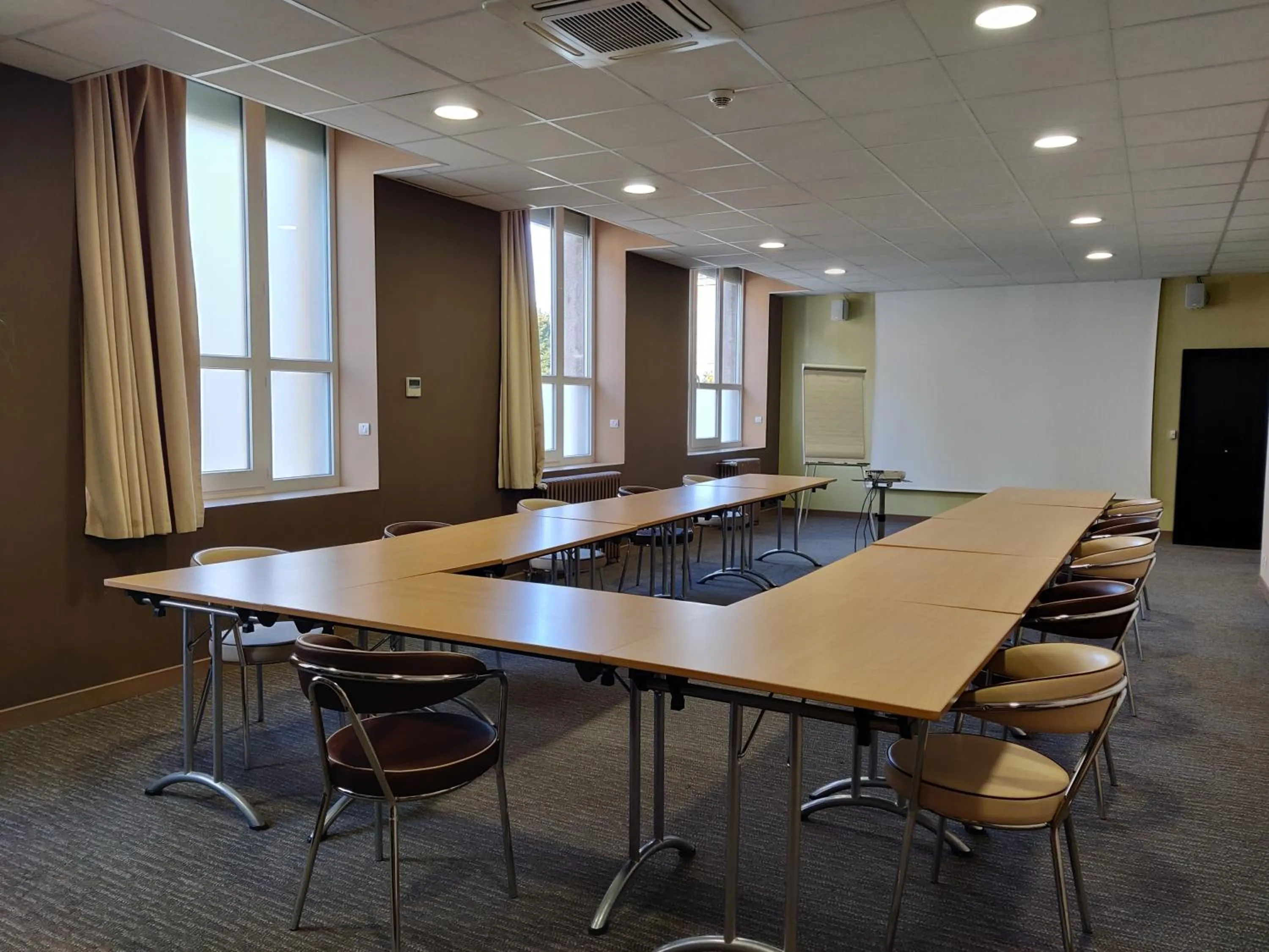 Business facilities in The Originals Boutique, Hôtel de l'Univers, Montluçon