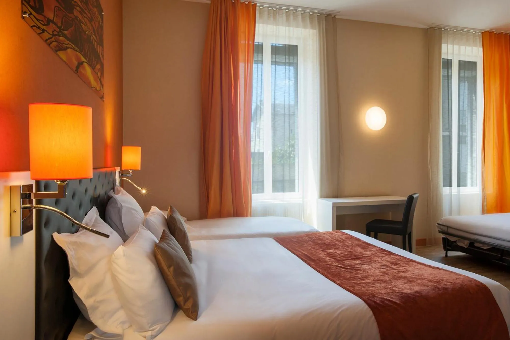 Photo of the whole room, Bed in The Originals Boutique, Hôtel de l'Univers, Montluçon