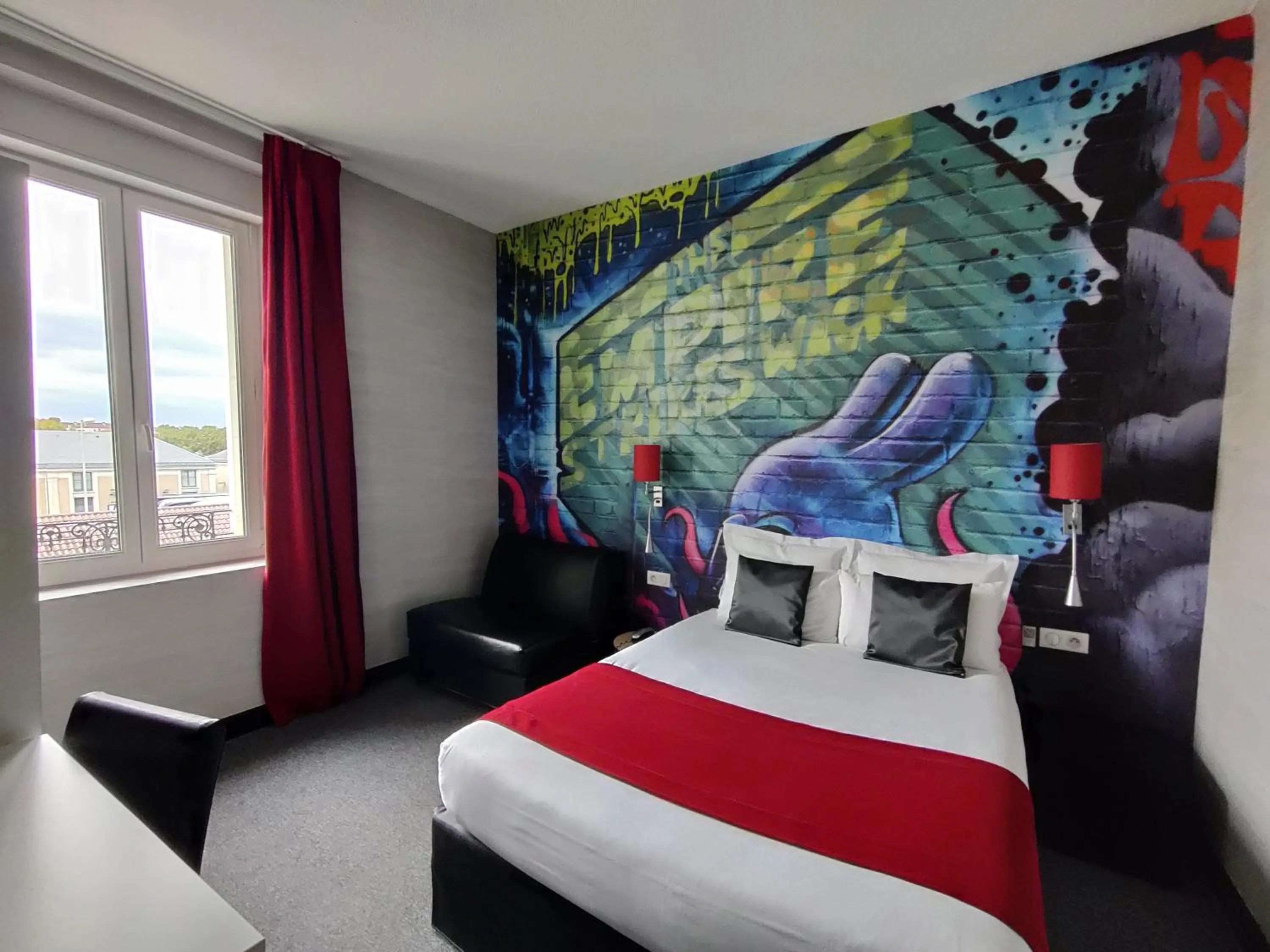 Bed in The Originals Boutique, Hôtel de l'Univers, Montluçon