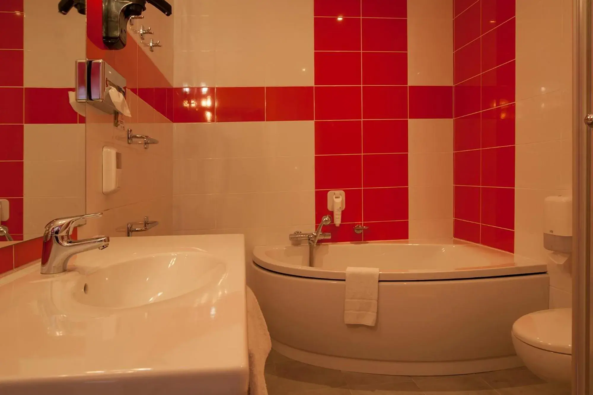 Comfort Double Room in The Originals Boutique, Hôtel de l'Univers, Montluçon Comfort Double Room in The Originals Boutique, Hôtel de l'Univers, Montluçon