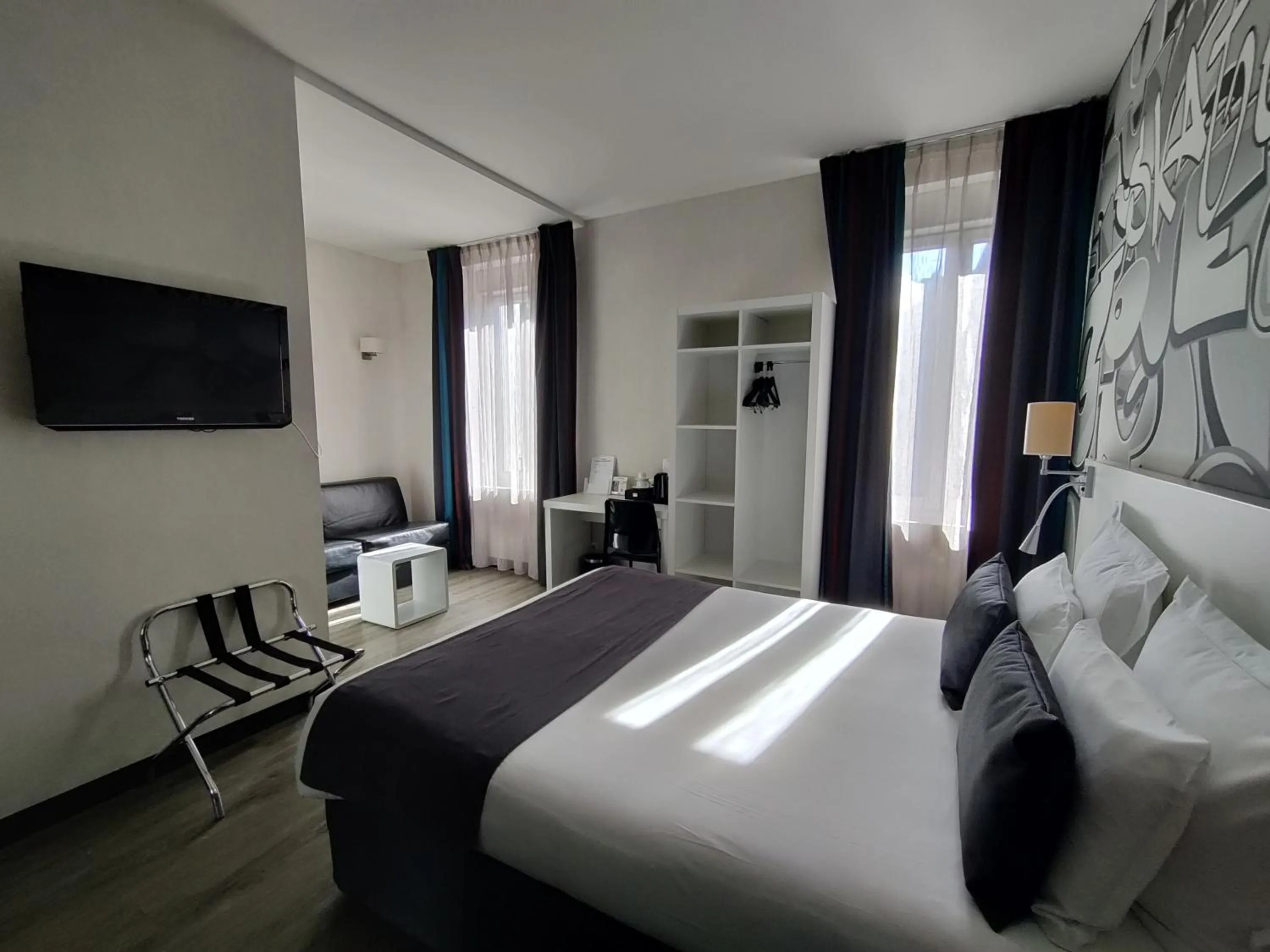 Bed in The Originals Boutique, Hôtel de l'Univers, Montluçon