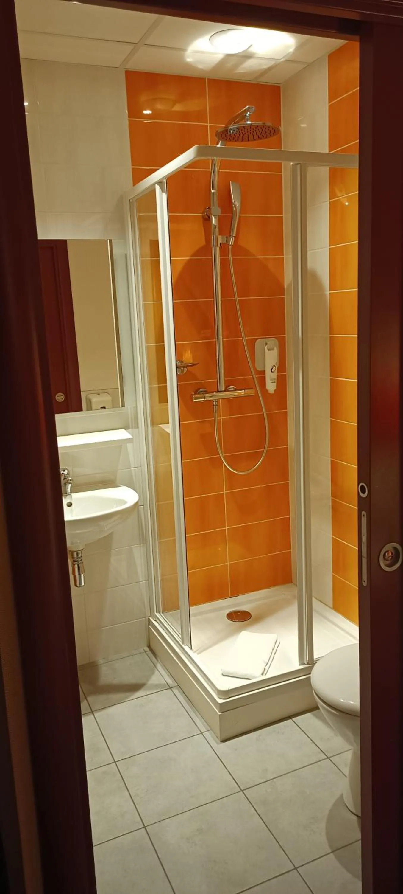 Shower in The Originals Boutique, Hôtel de l'Univers, Montluçon