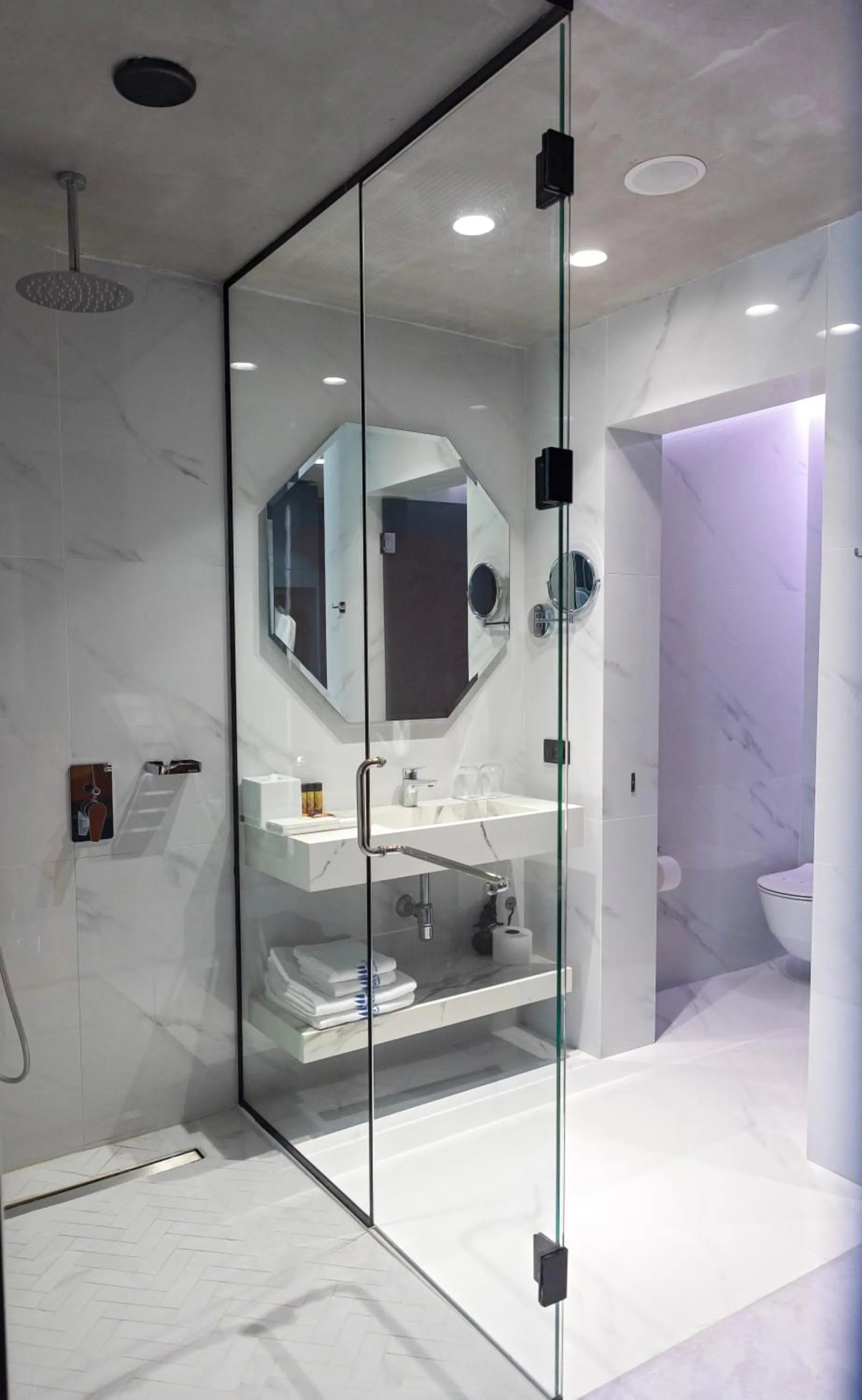 Shower in Maritim Marina Bay Resort SPA & Casino