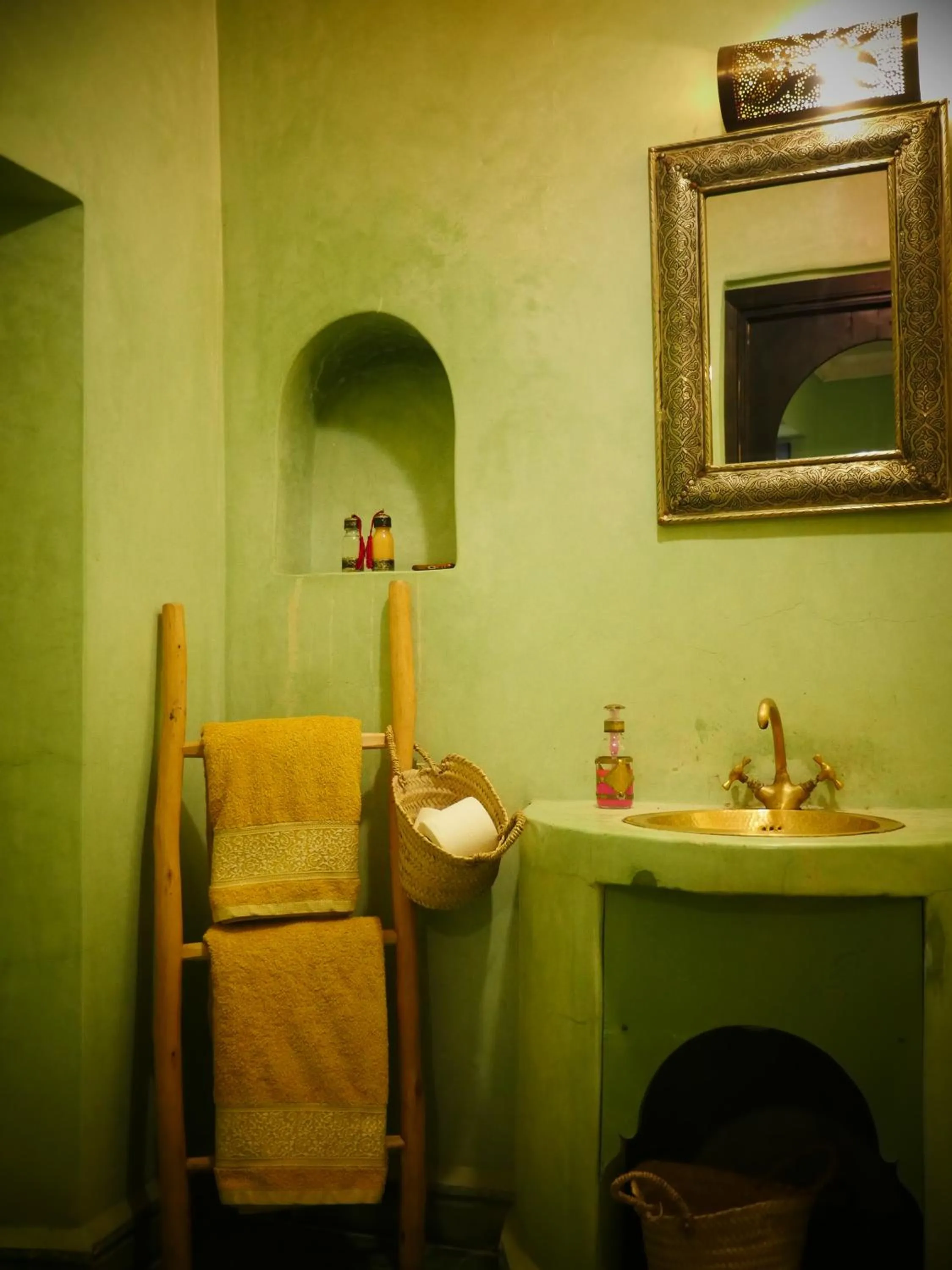 Shower in SARDINAS & CHILI