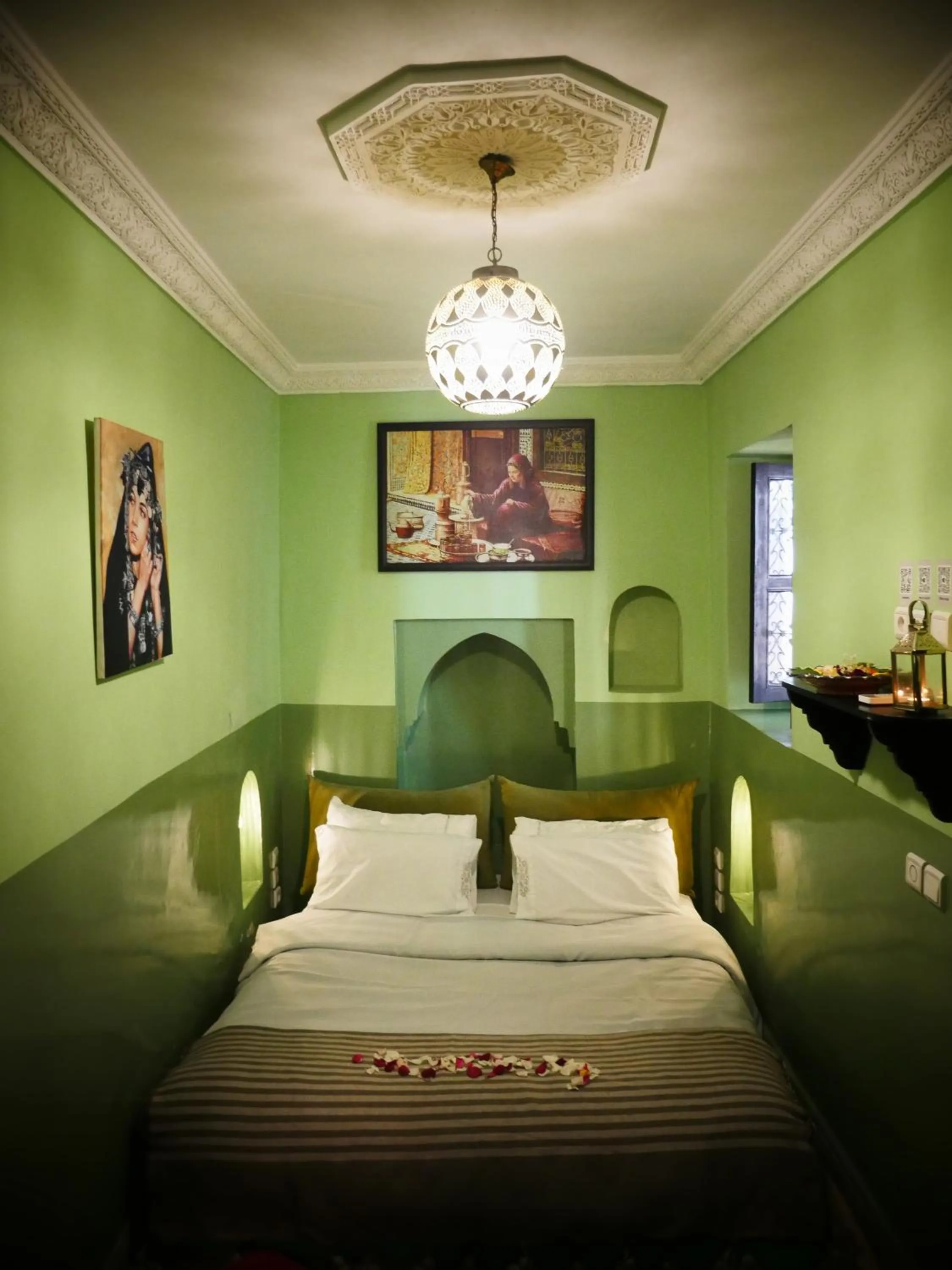 Bed in SARDINAS & CHILI