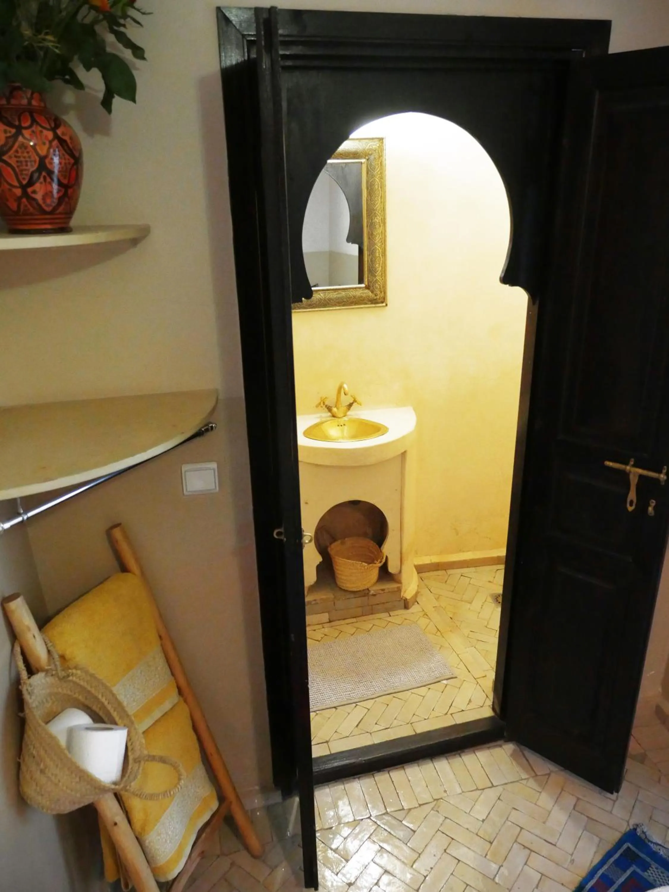 Shower in SARDINAS & CHILI