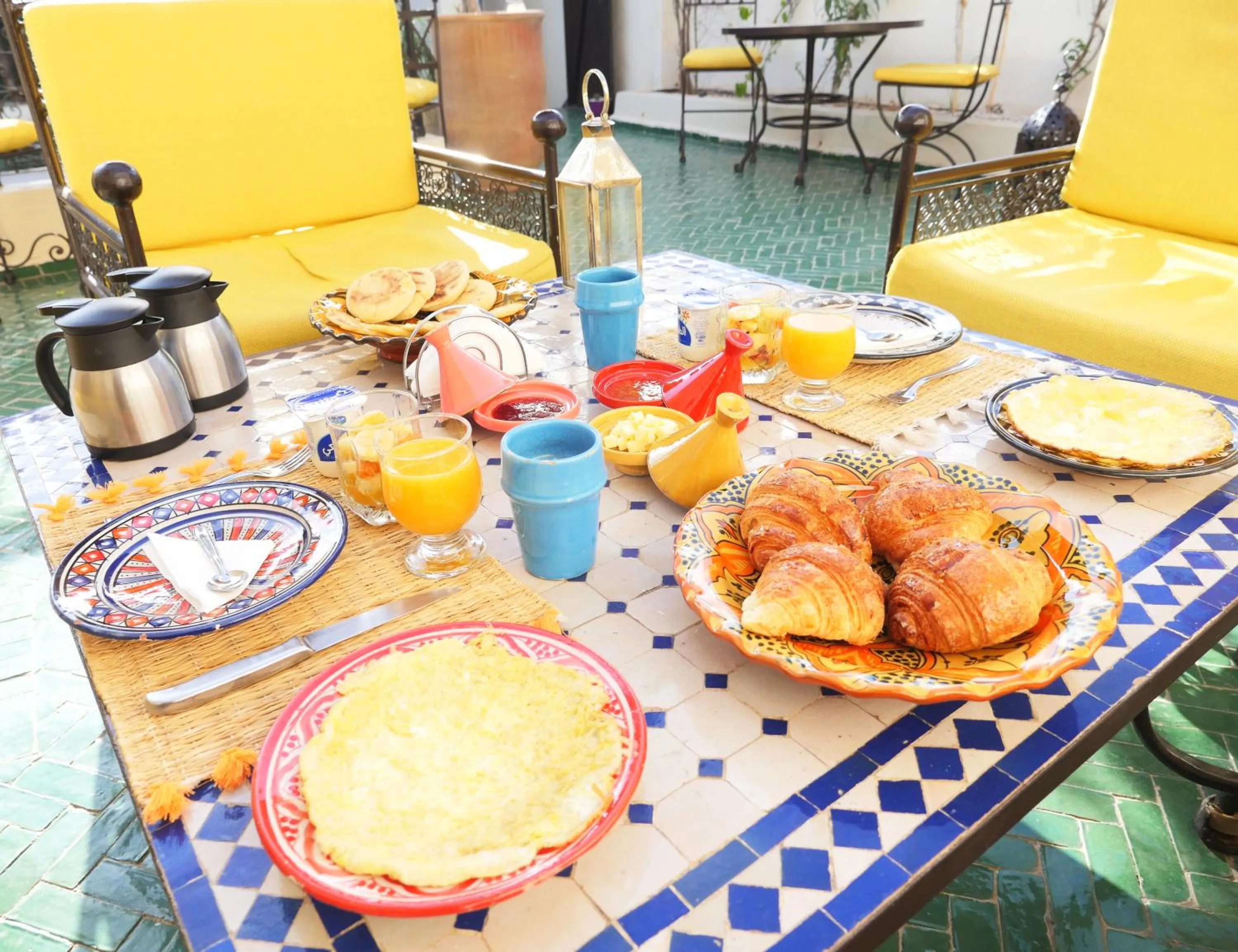 Staff in SARDINAS & CHILI