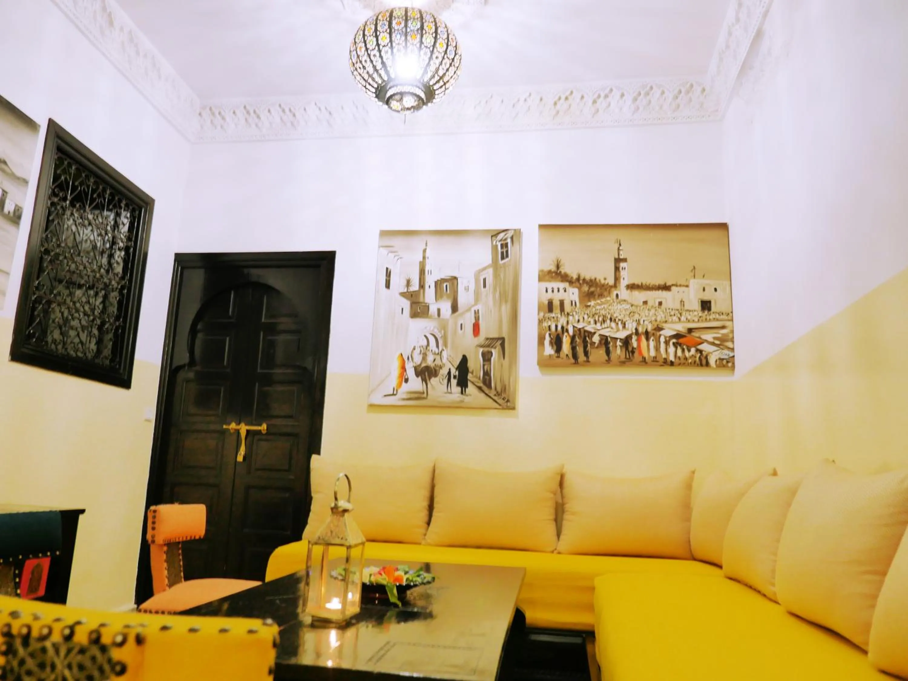 Decorative detail in SARDINAS & CHILI