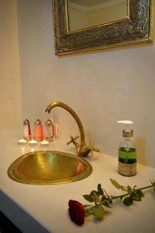 Toilet in SARDINAS & CHILI