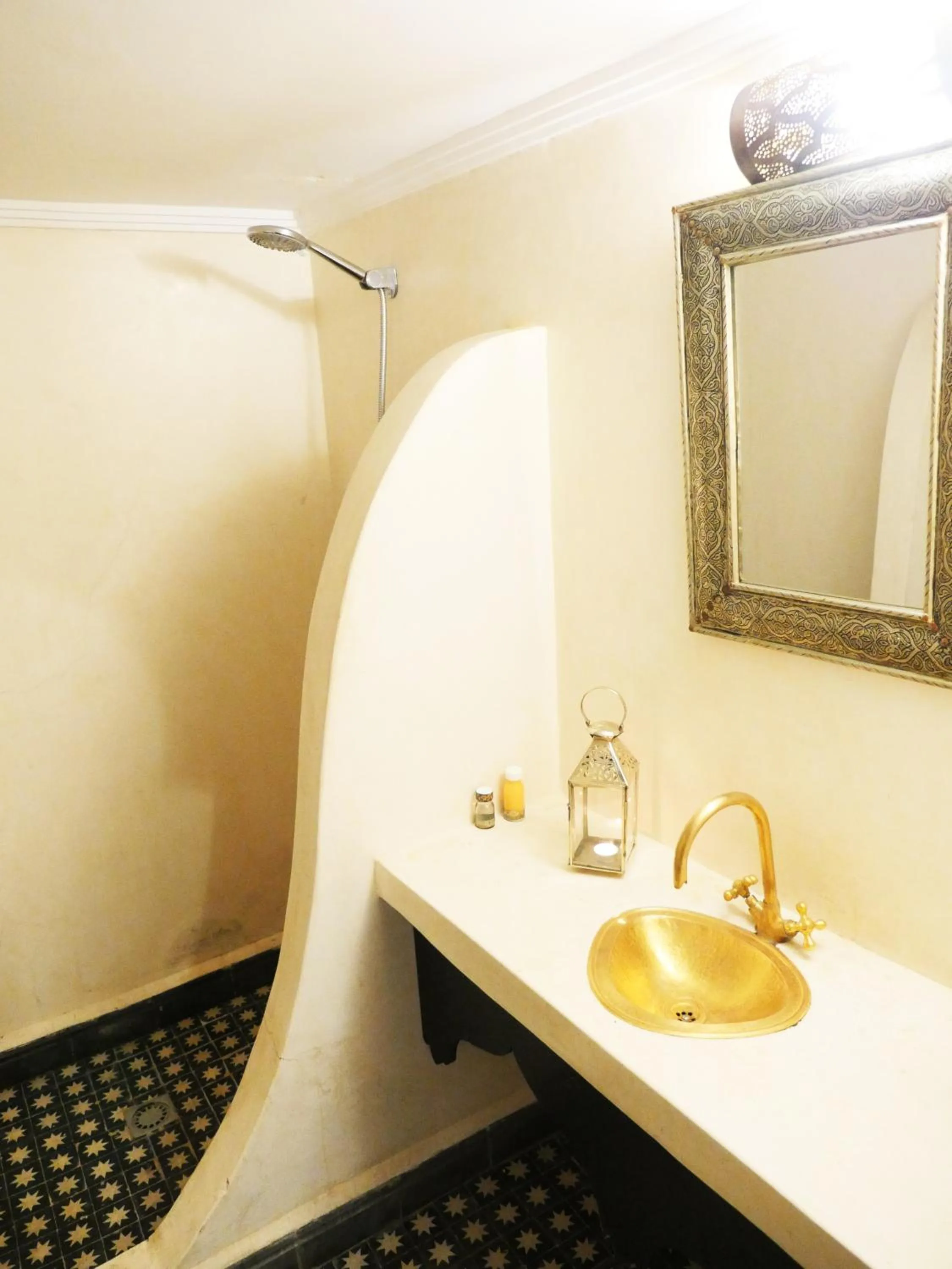 Shower in SARDINAS & CHILI