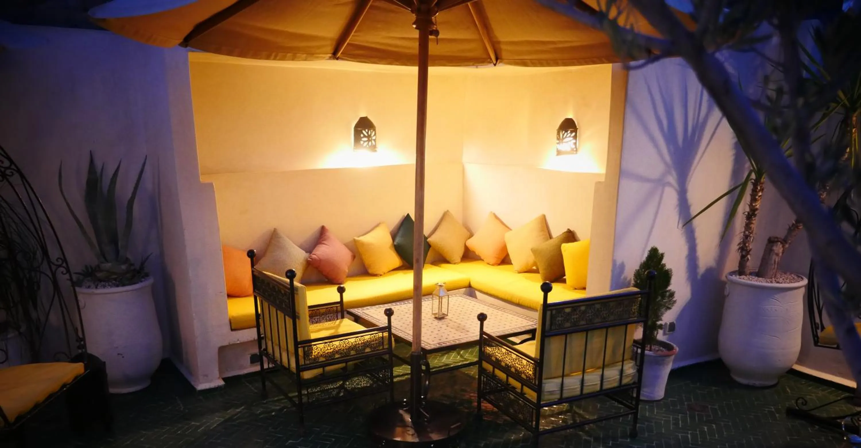 Staff in SARDINAS & CHILI