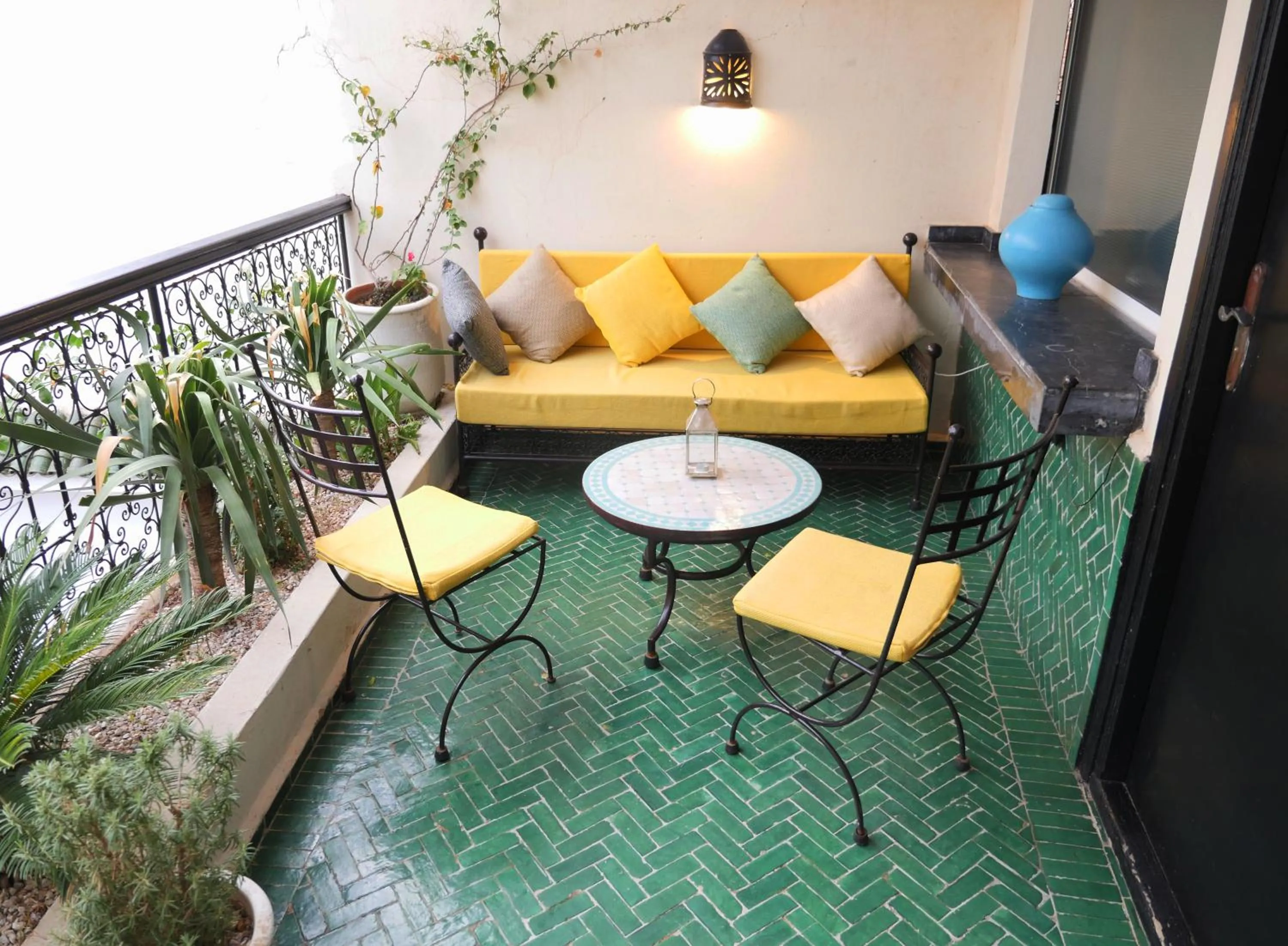 Staff in SARDINAS & CHILI