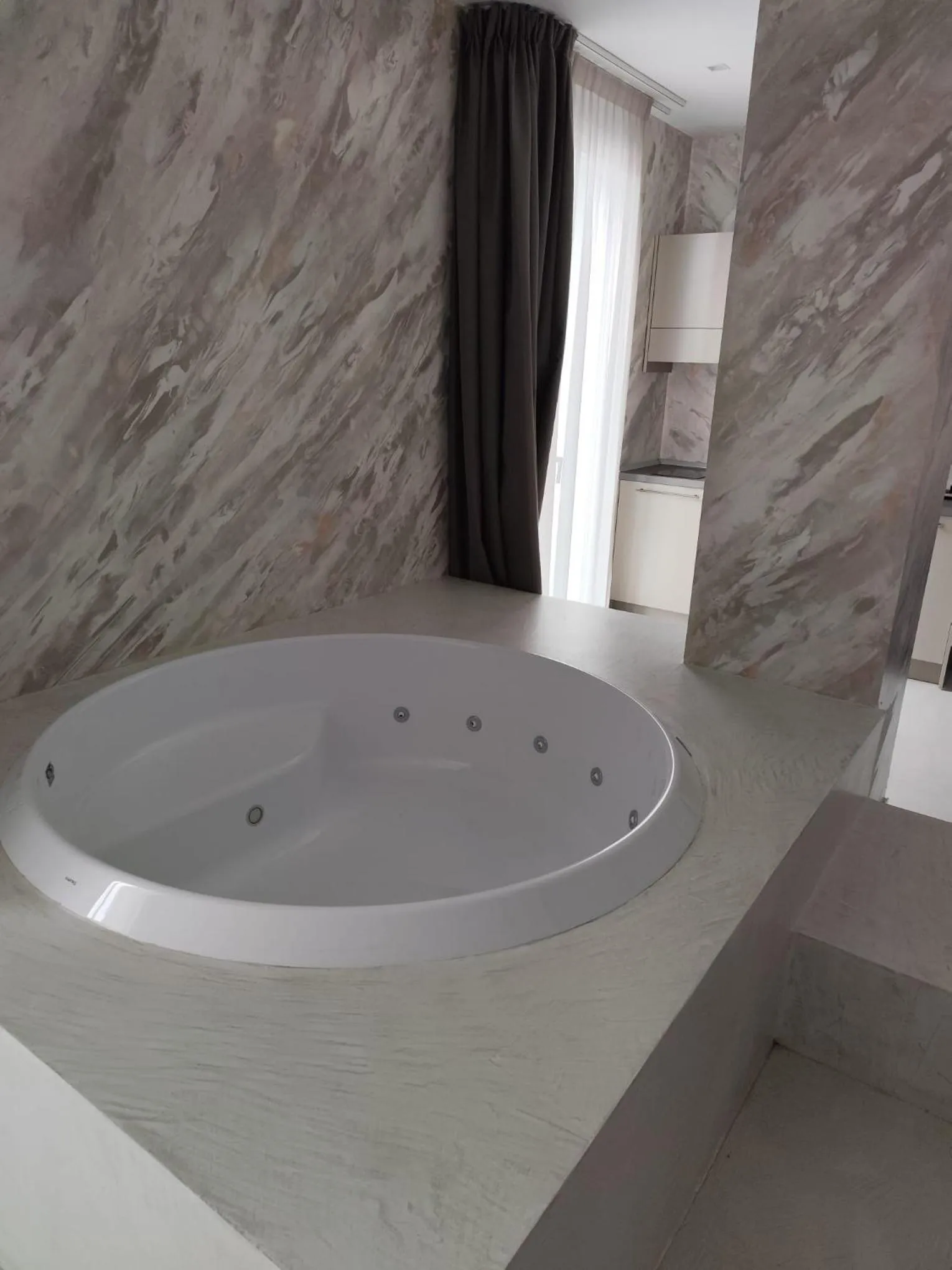 Hot Tub in Gabbiano Suites