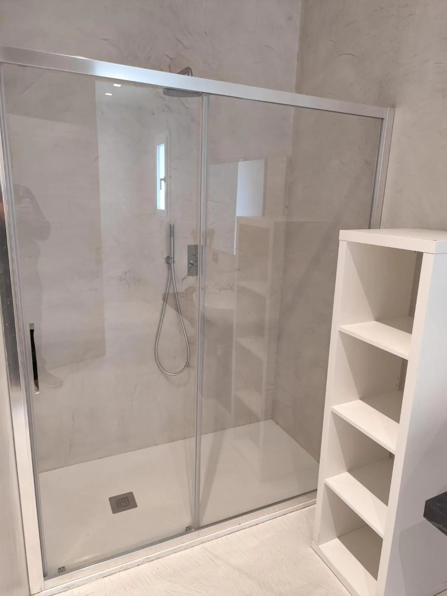 Shower in Gabbiano Suites