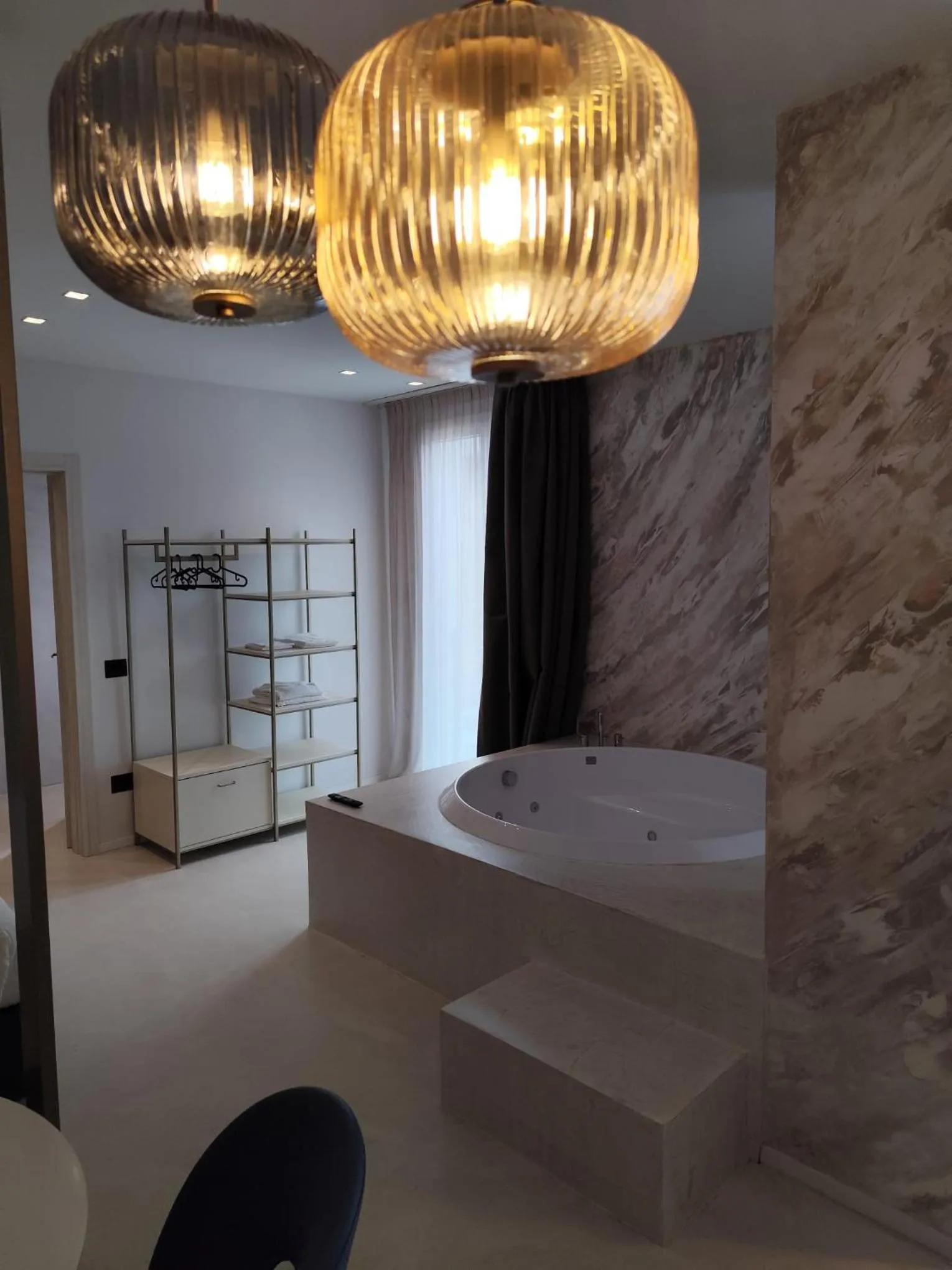 Hot Tub, Bed in Gabbiano Suites