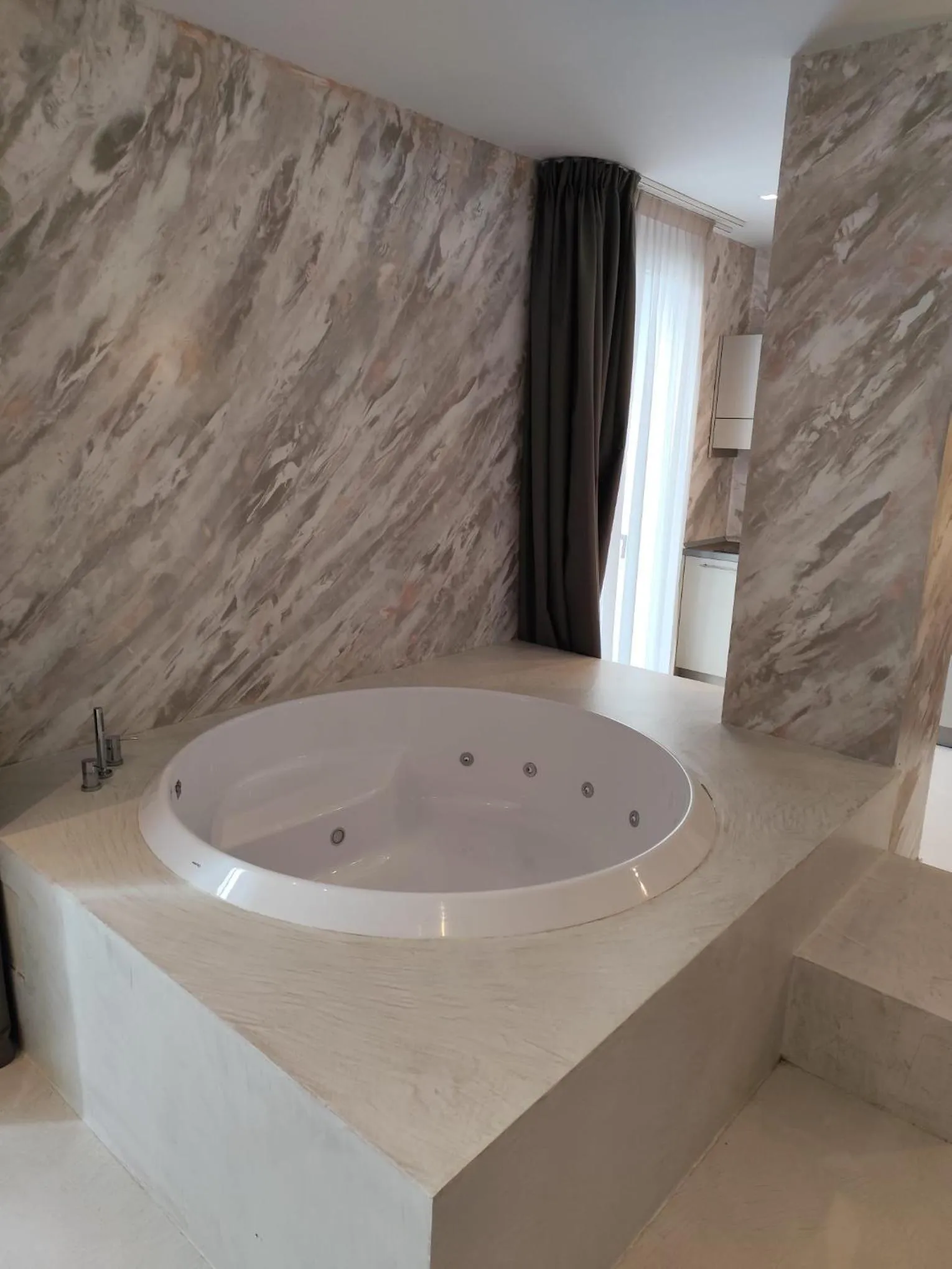 Hot Tub in Gabbiano Suites