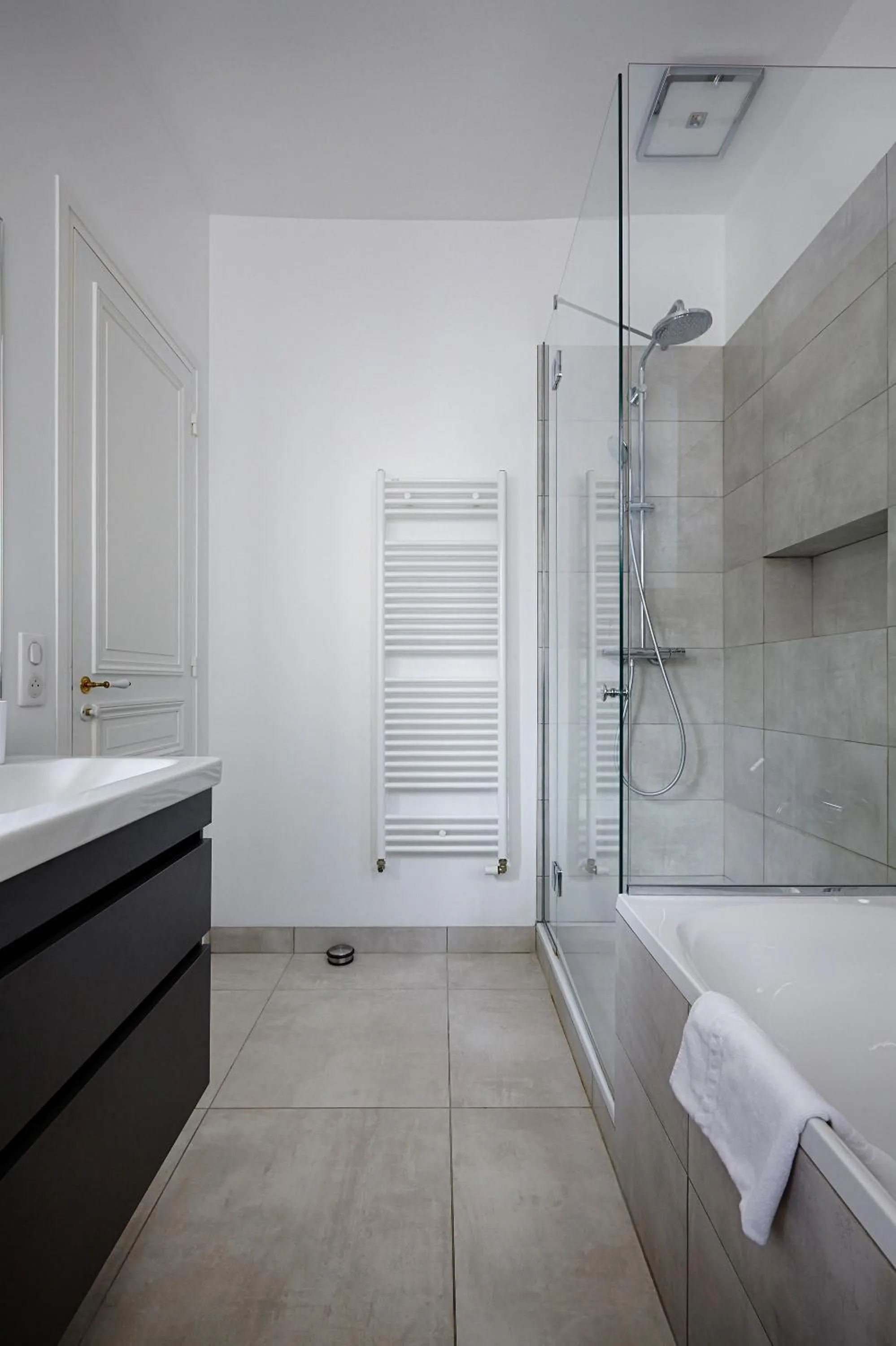 Bathroom in Veeve - Emerald Exuberance