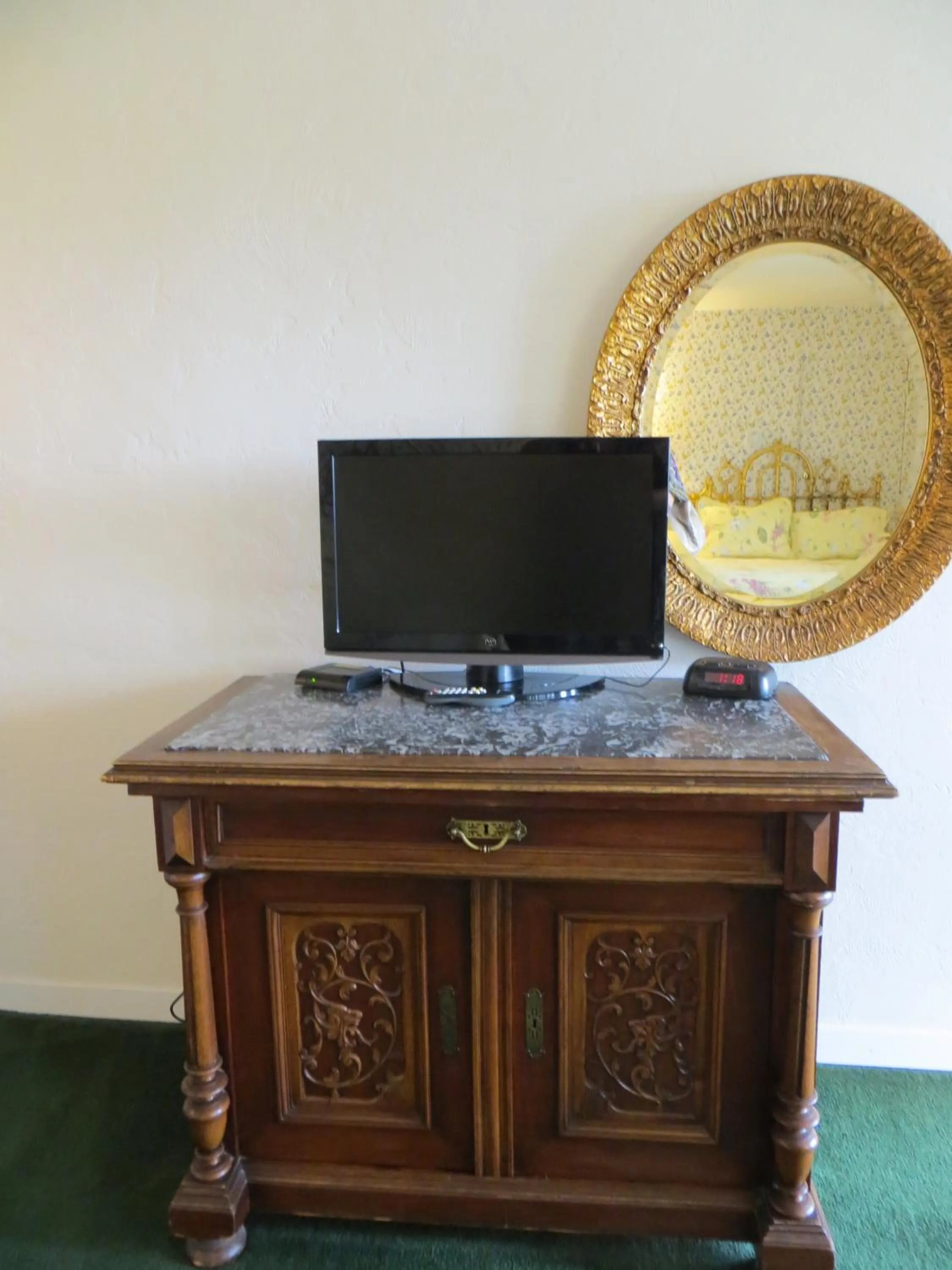 TV and multimedia in Hofsas House Hotel