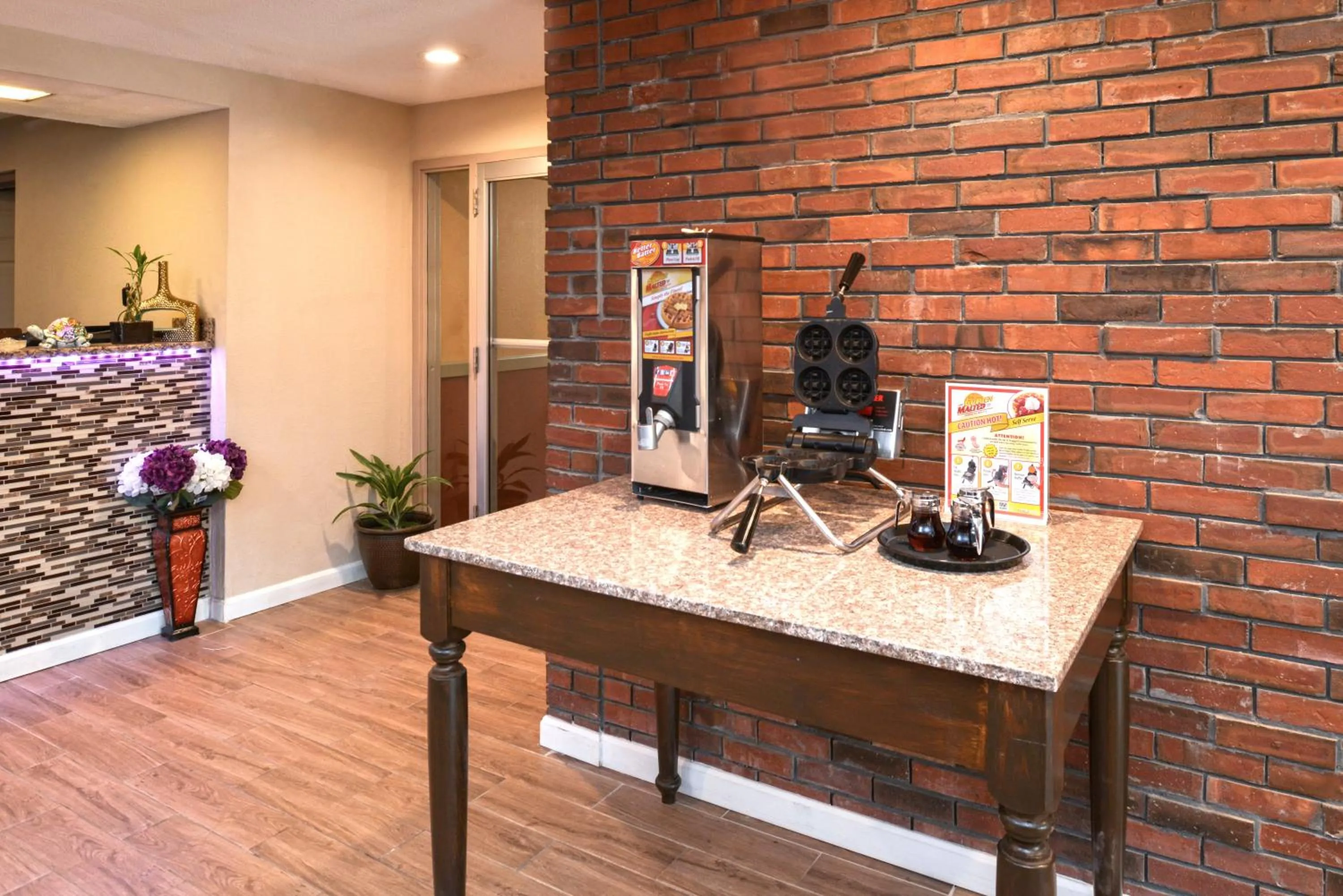 Food and drinks in Motel 6 Putnam CT