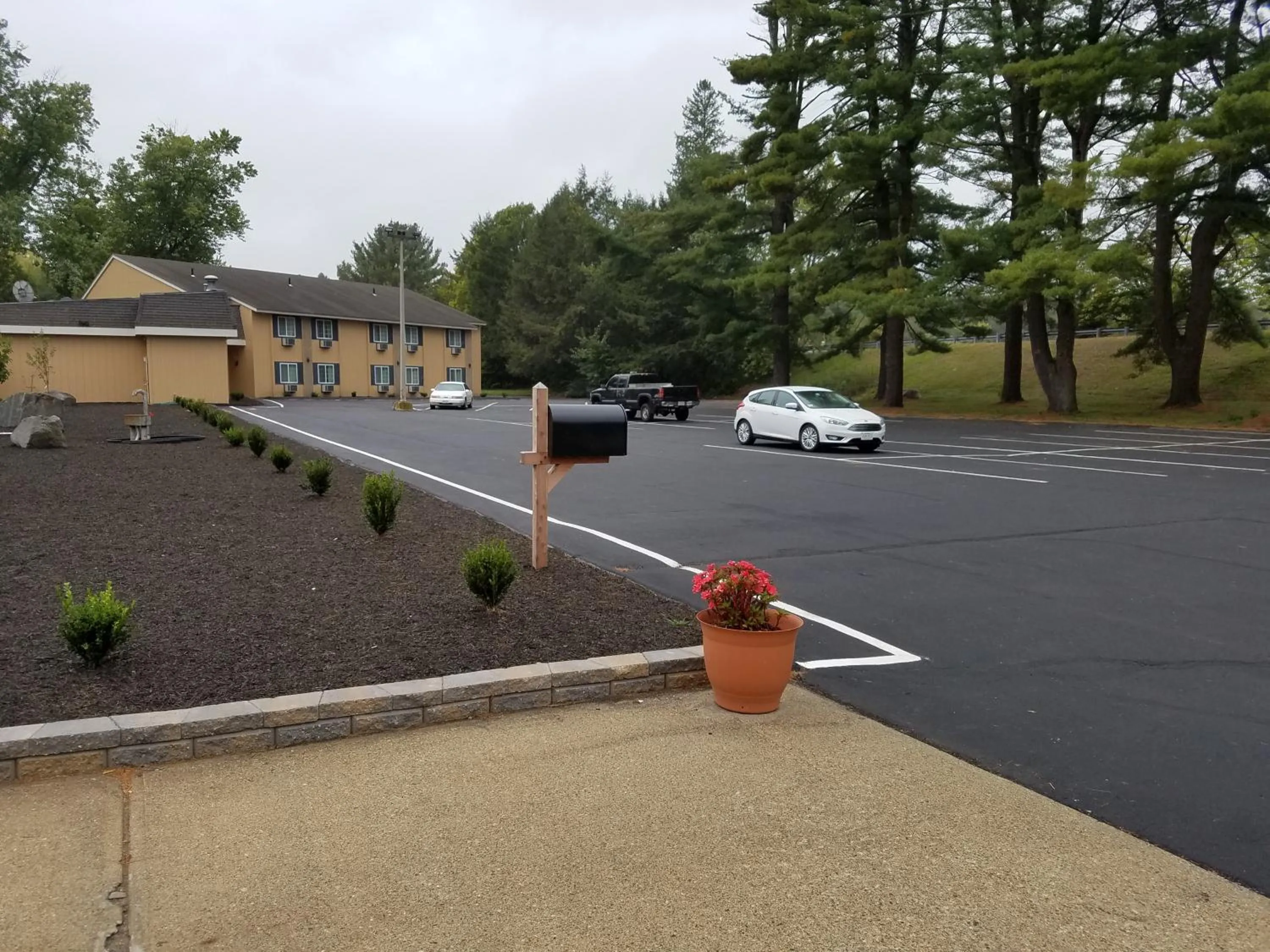 Property building in Motel 6 Putnam CT