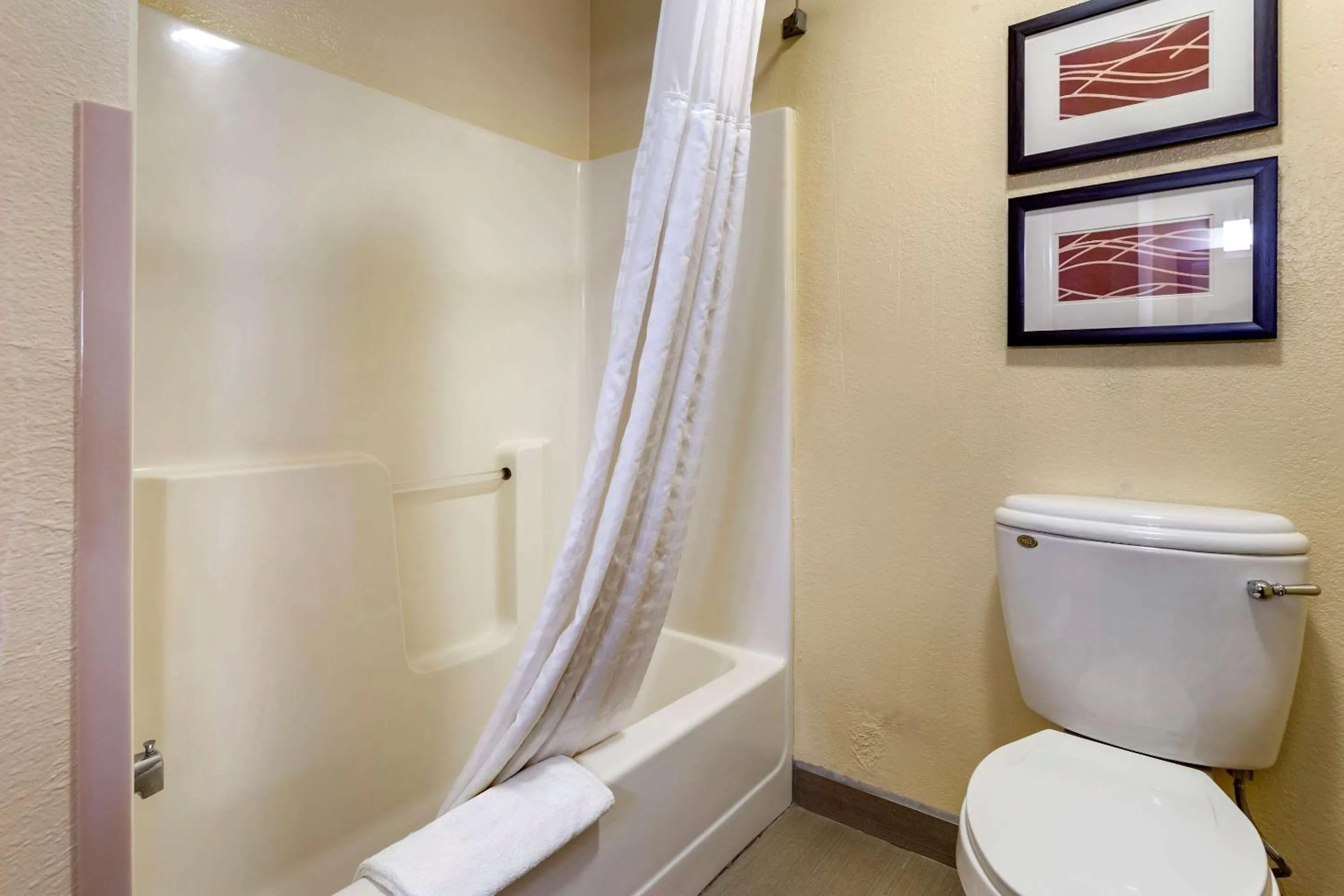 Bathroom in Comfort Inn & Suites North Aurora - Naperville