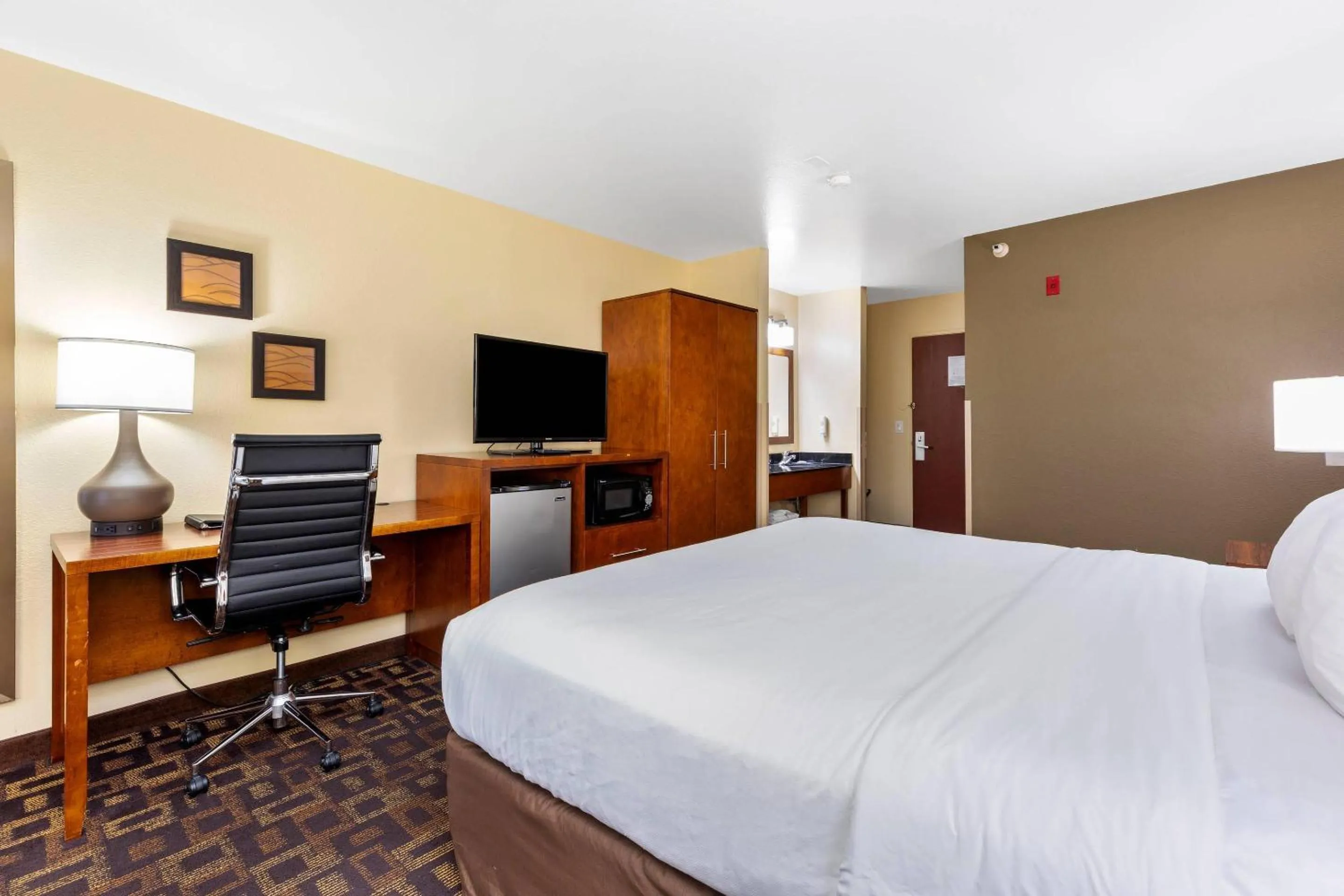 Bedroom, Bed in Comfort Inn & Suites North Aurora - Naperville