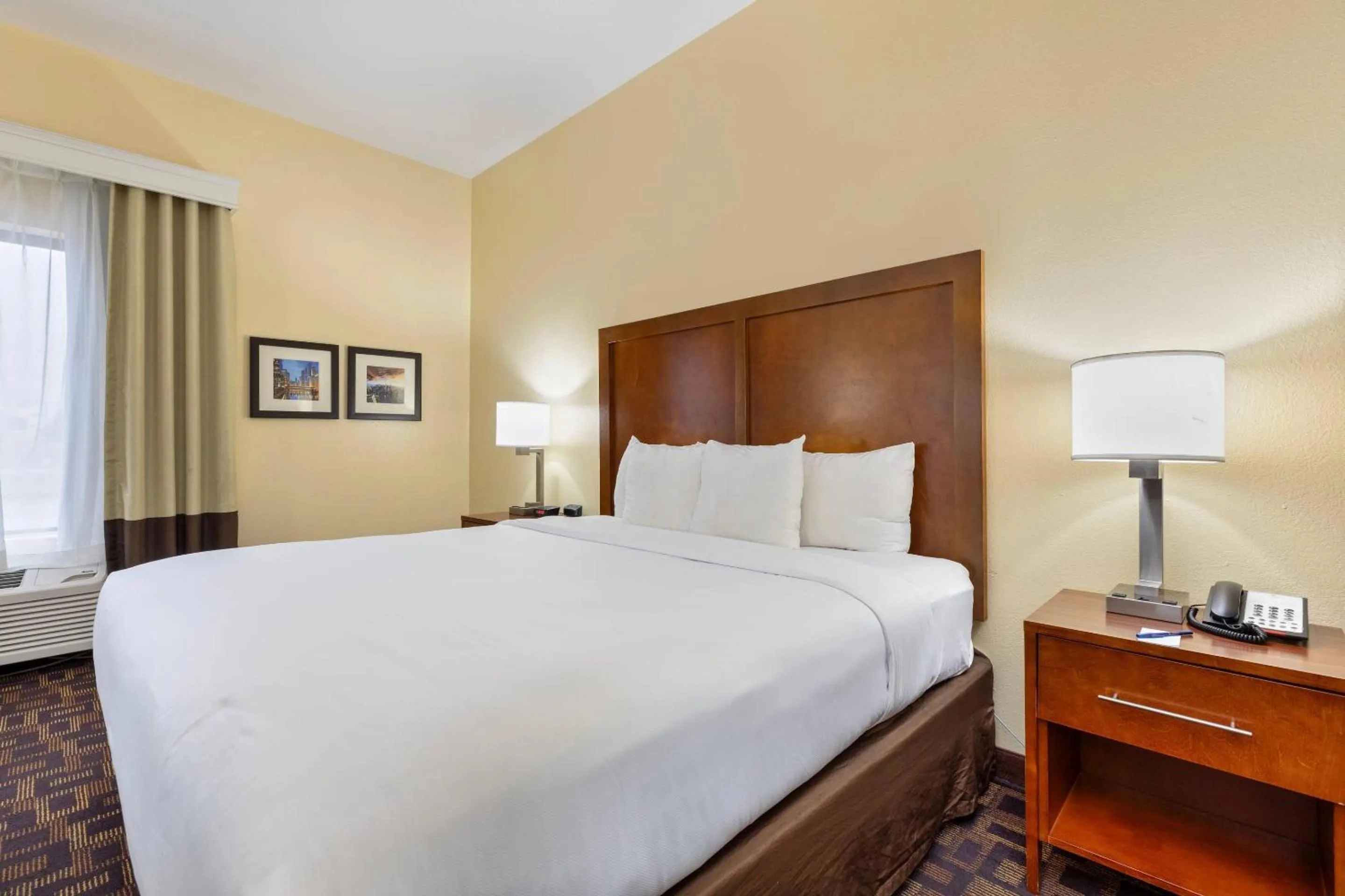 Bedroom, Bed in Comfort Inn & Suites North Aurora - Naperville