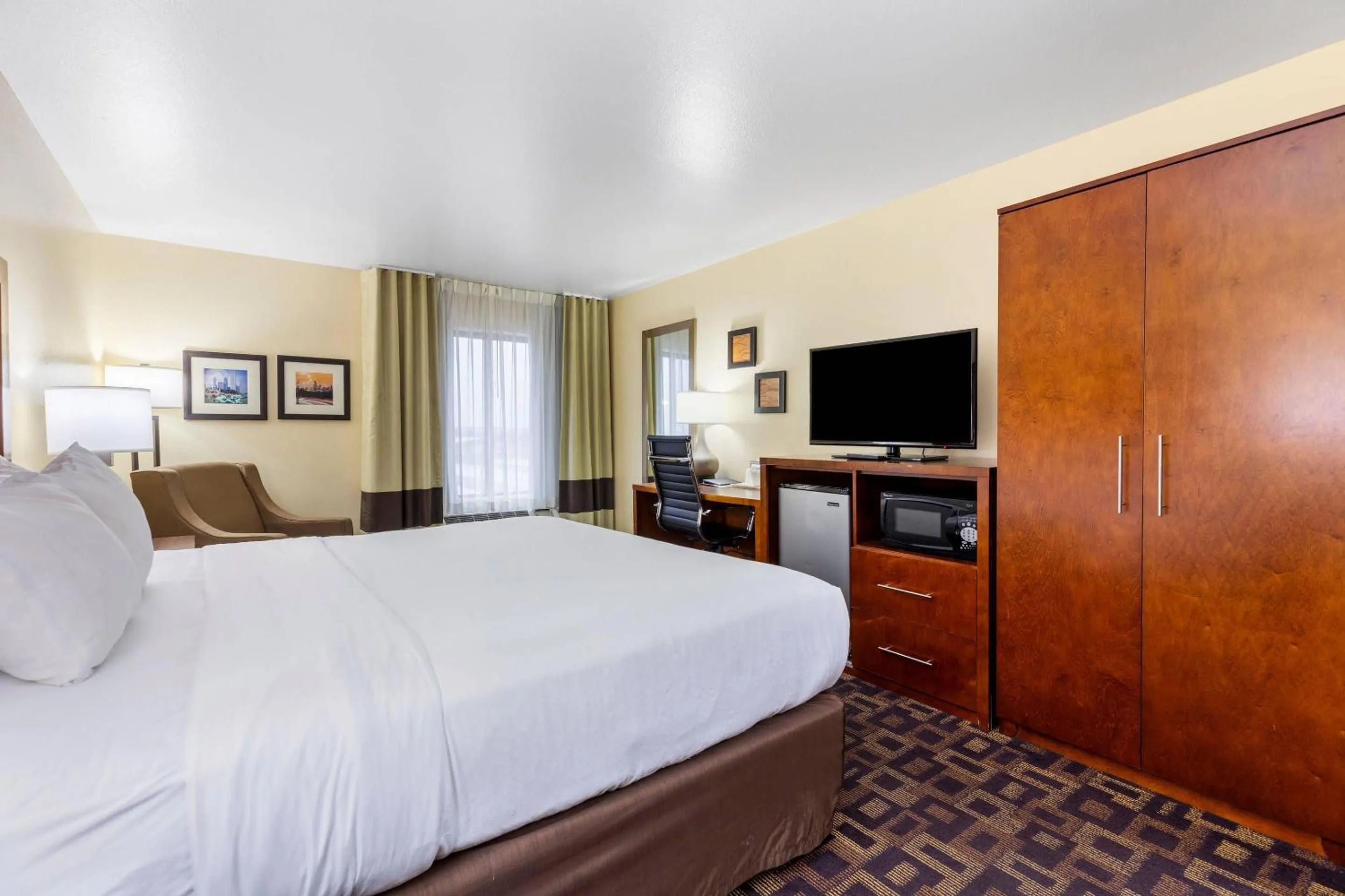 Bedroom, Bed in Comfort Inn & Suites North Aurora - Naperville