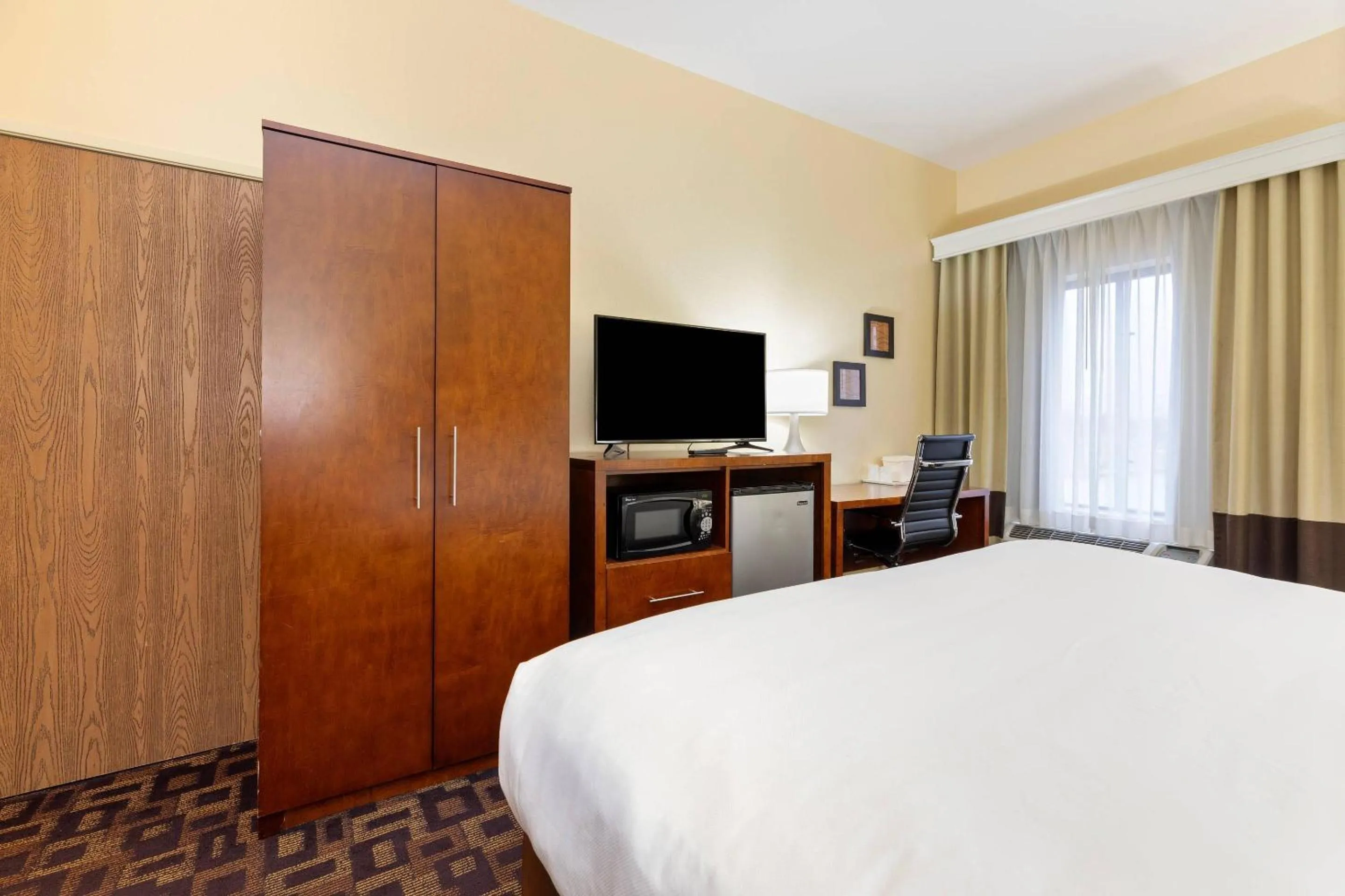 Bedroom, Bed in Comfort Inn & Suites North Aurora - Naperville