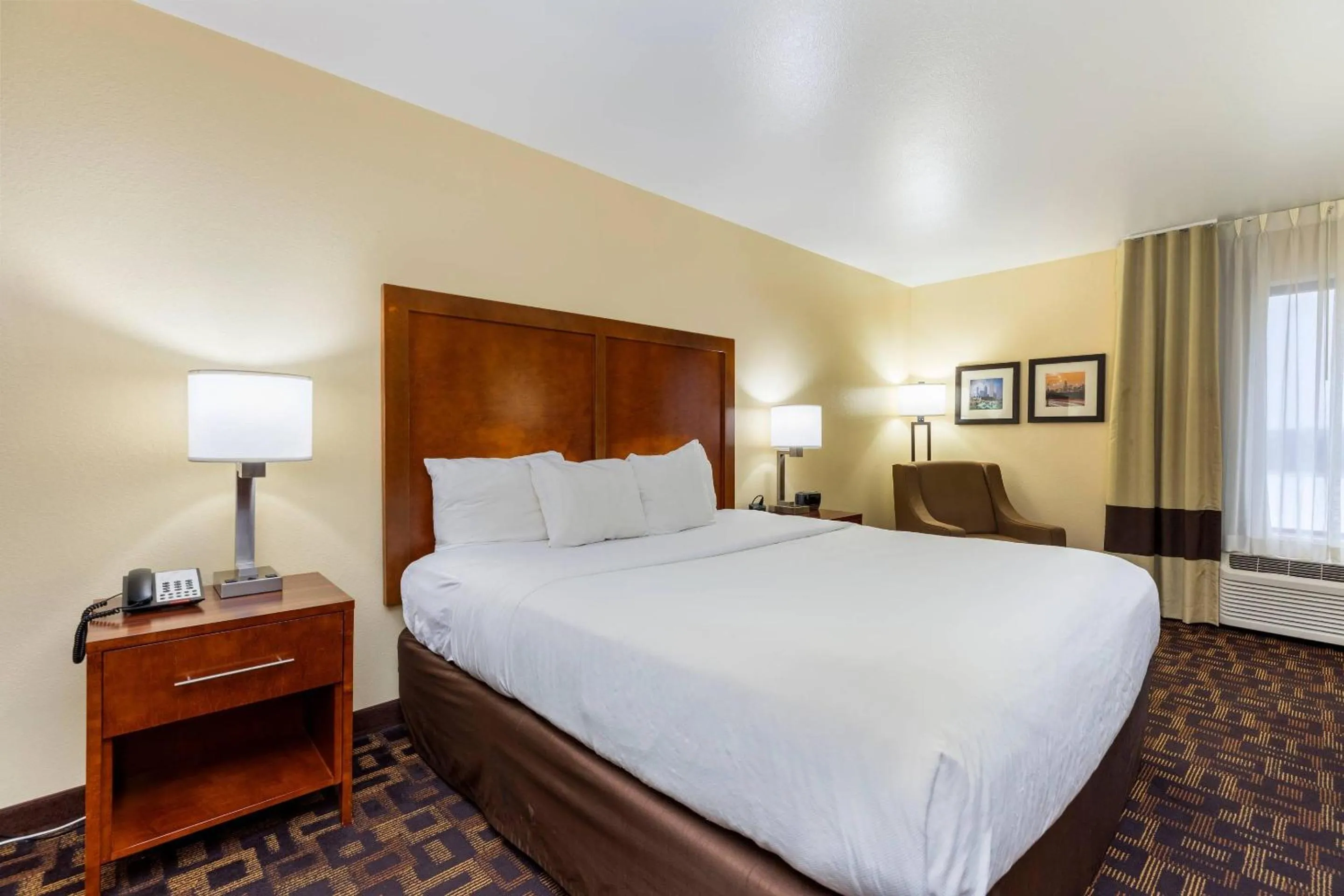 Bedroom, Bed in Comfort Inn & Suites North Aurora - Naperville