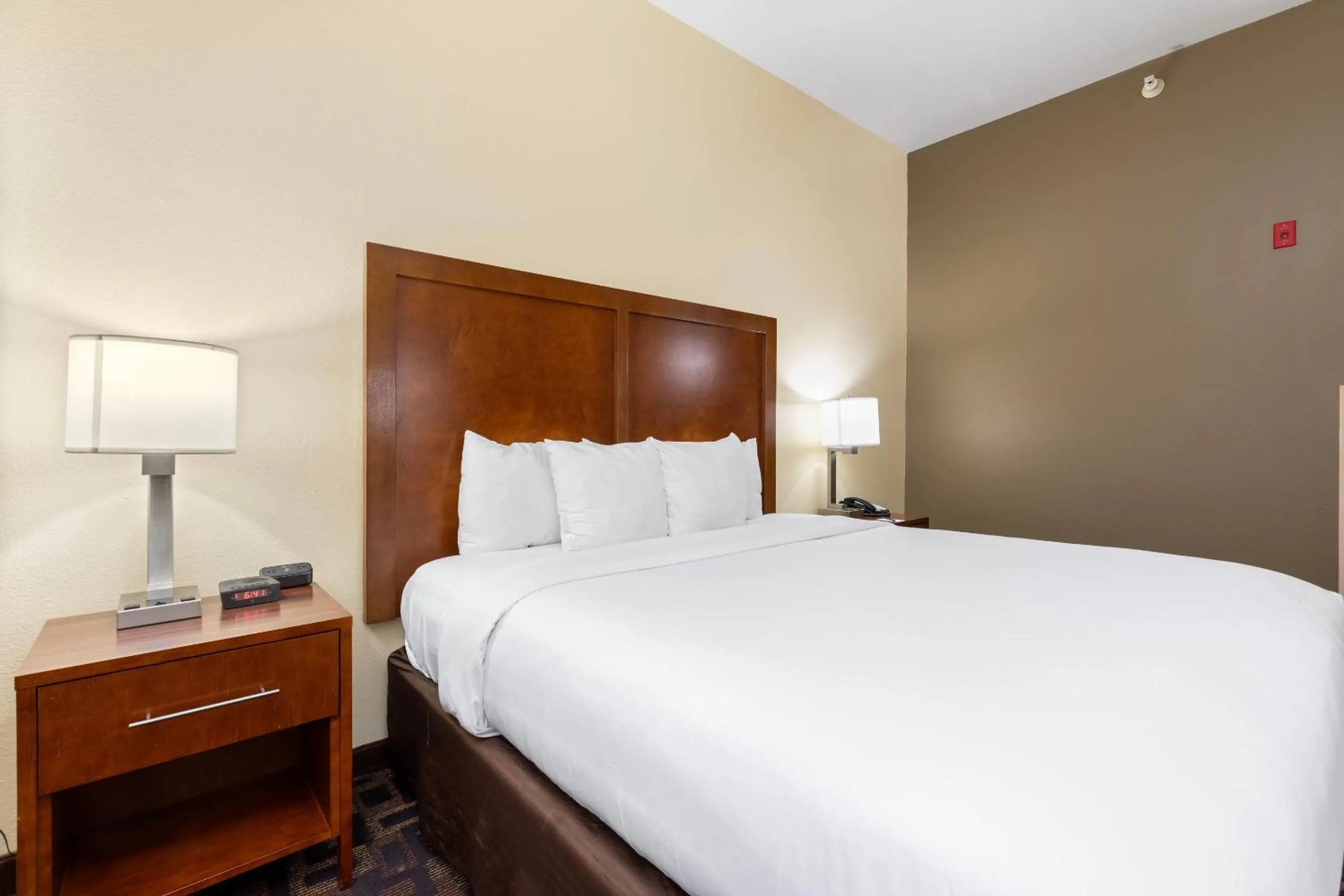 Bedroom, Bed in Comfort Inn & Suites North Aurora - Naperville