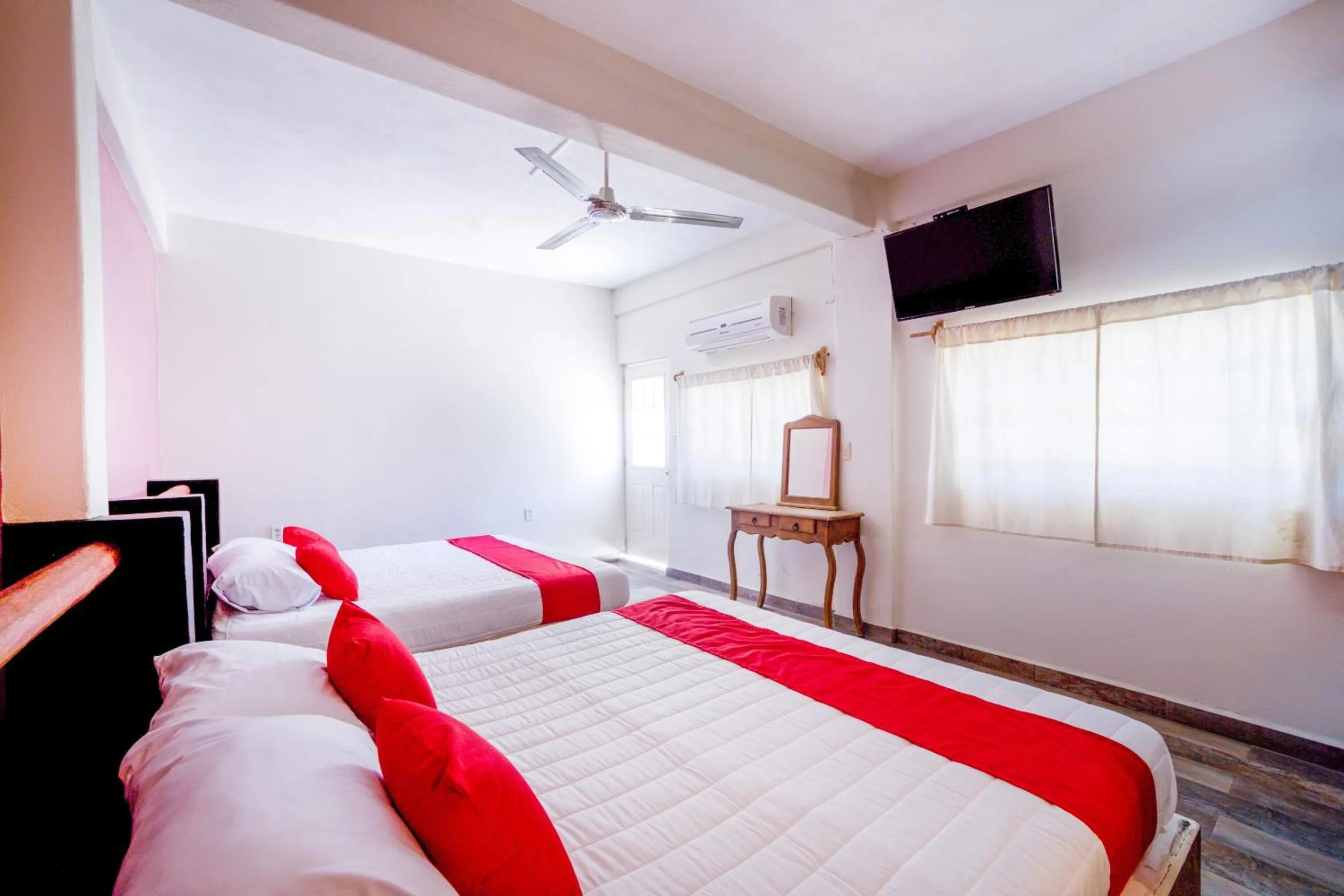 Bedroom in OYO Hotel Posada Lys, Zihuatanejo